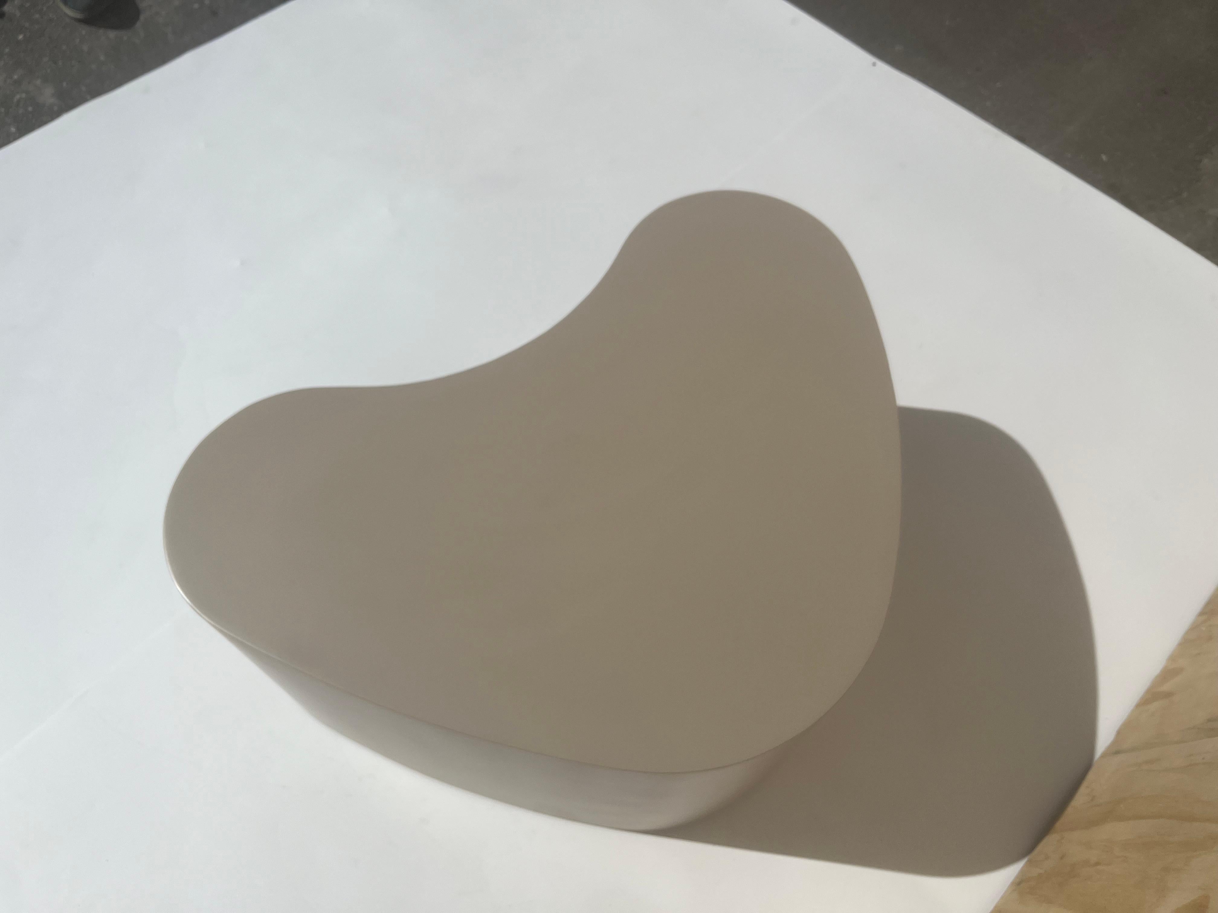 Une table basse Freeform, construite en contreplaqué et en bois. Finition laquée taupe. La table est équipée de roulettes à billes. Une table plus grande, telle qu'elle apparaît sur les photos, est également disponible. Veuillez consulter les autres