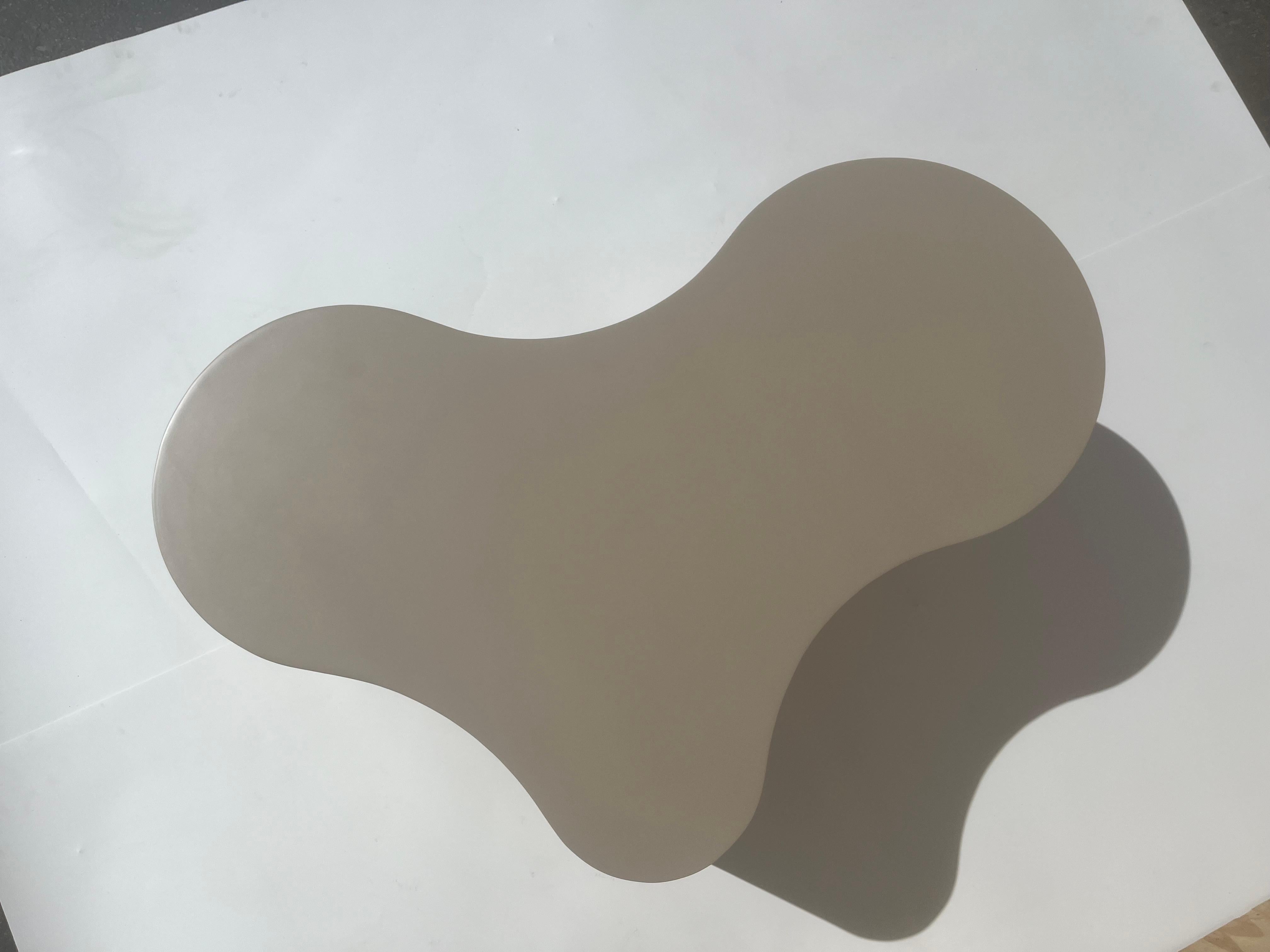 Un tavolino Freeform, costruito in compensato e Wood. Finitura laccata color taupe. Il tavolo è dotato di rotelle a sfera. È disponibile anche il tavolo più piccolo che si vede nelle immagini. Consulta le altre inserzioni.