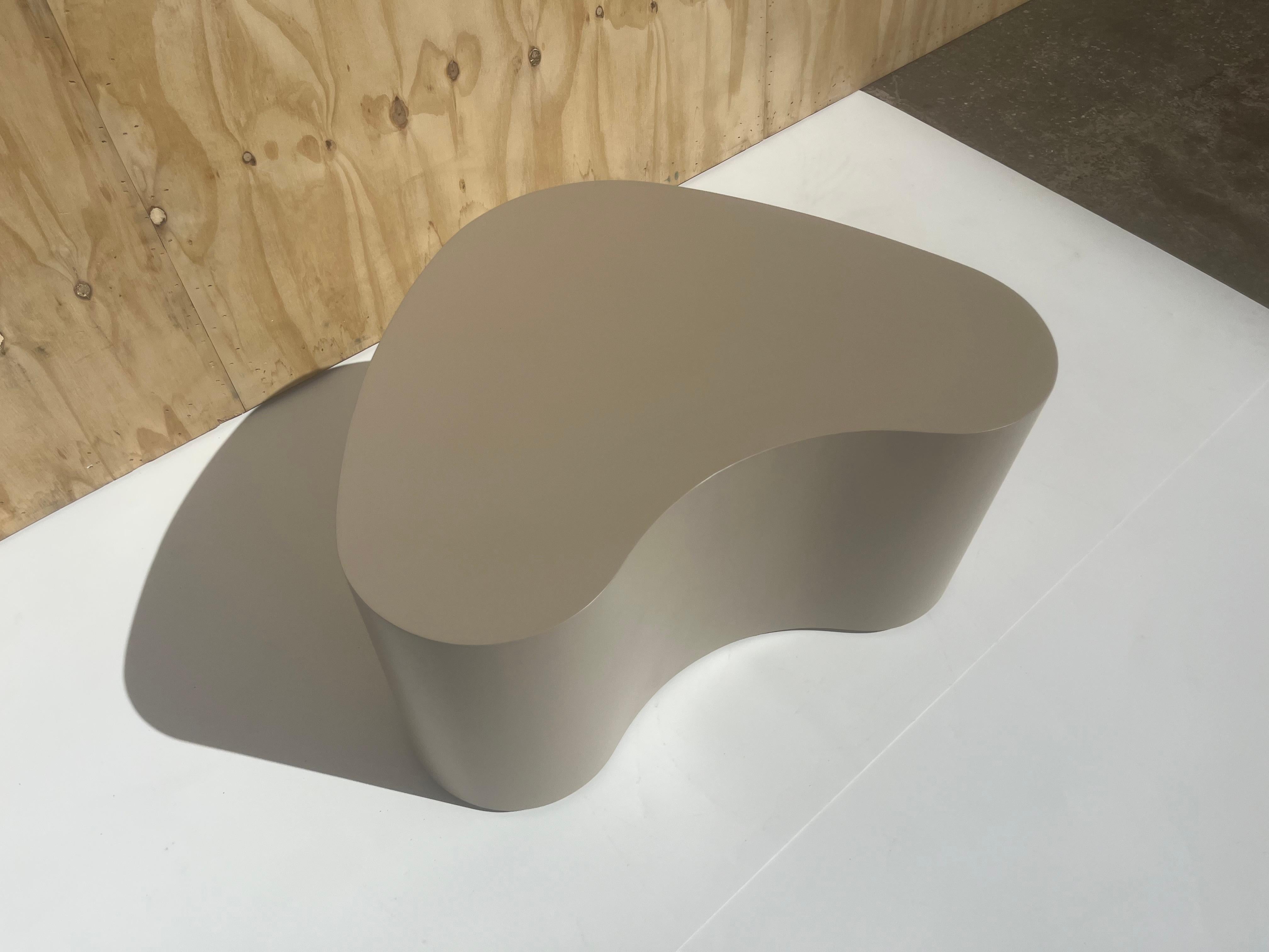 Moderne Table basse de forme libre, bois, taupe en vente