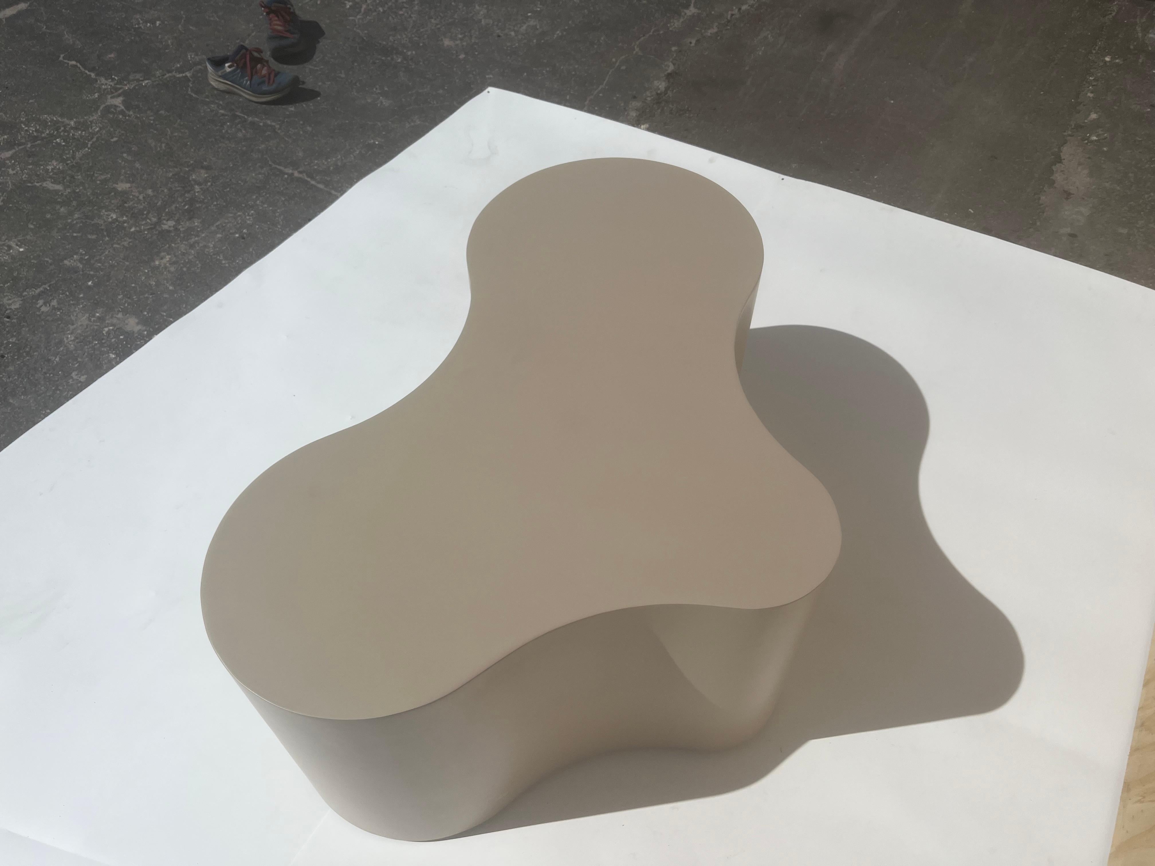 Moderno Tavolino Freeform, Wood, Taupe in vendita