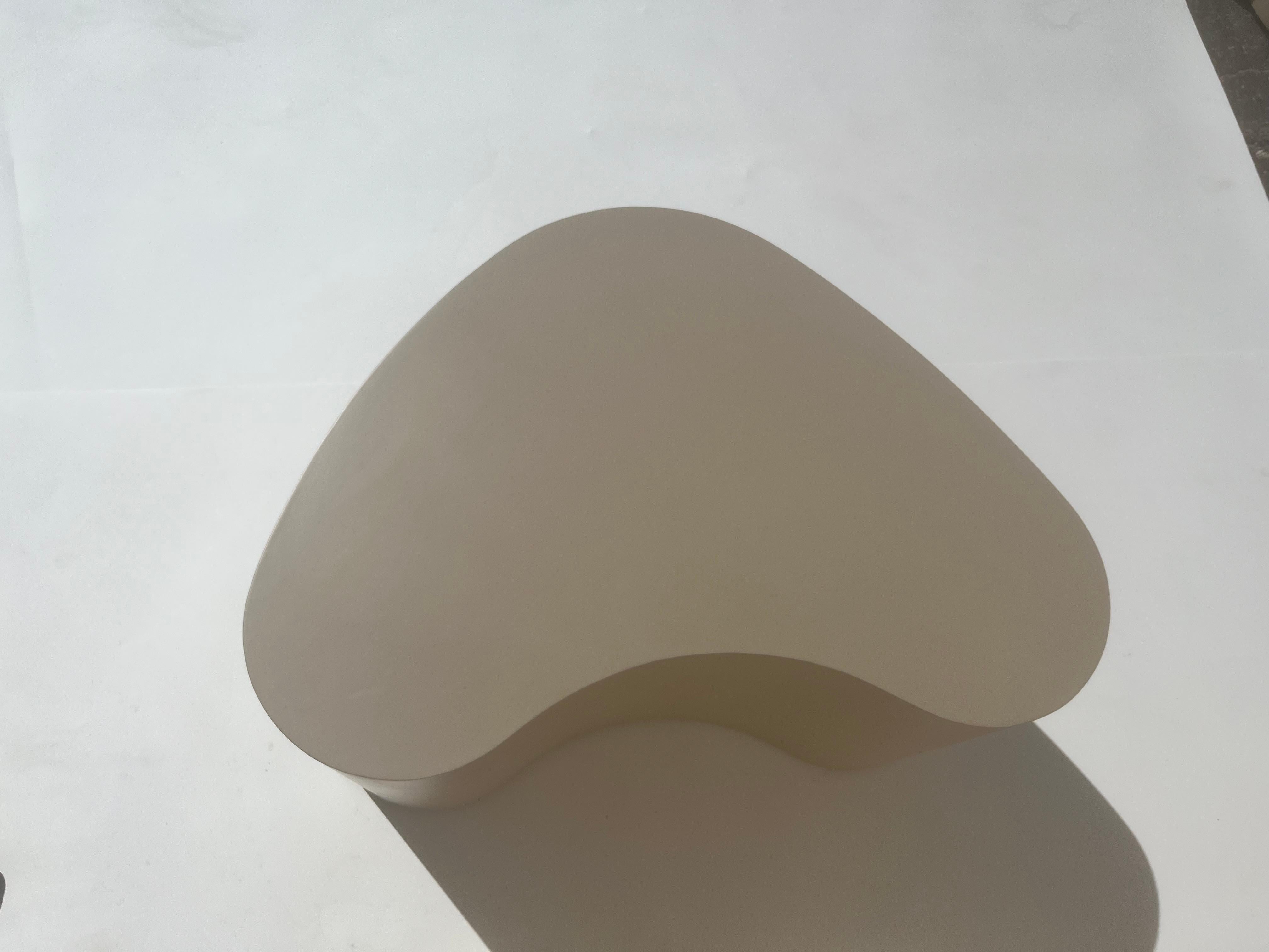 Table basse de forme libre, bois, taupe Bon état - En vente à Miami, FL