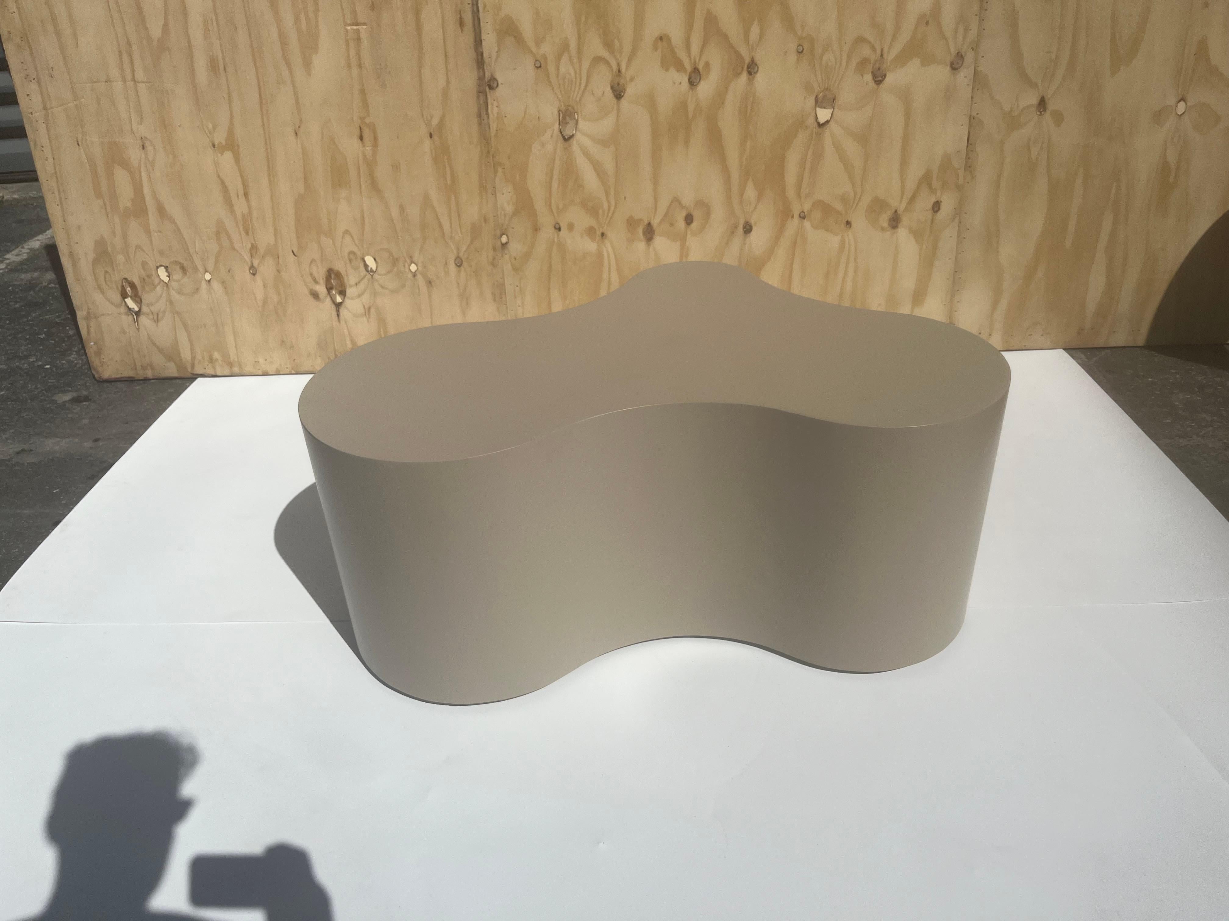 Tavolino Freeform, Wood, Taupe In condizioni buone in vendita a Miami, FL
