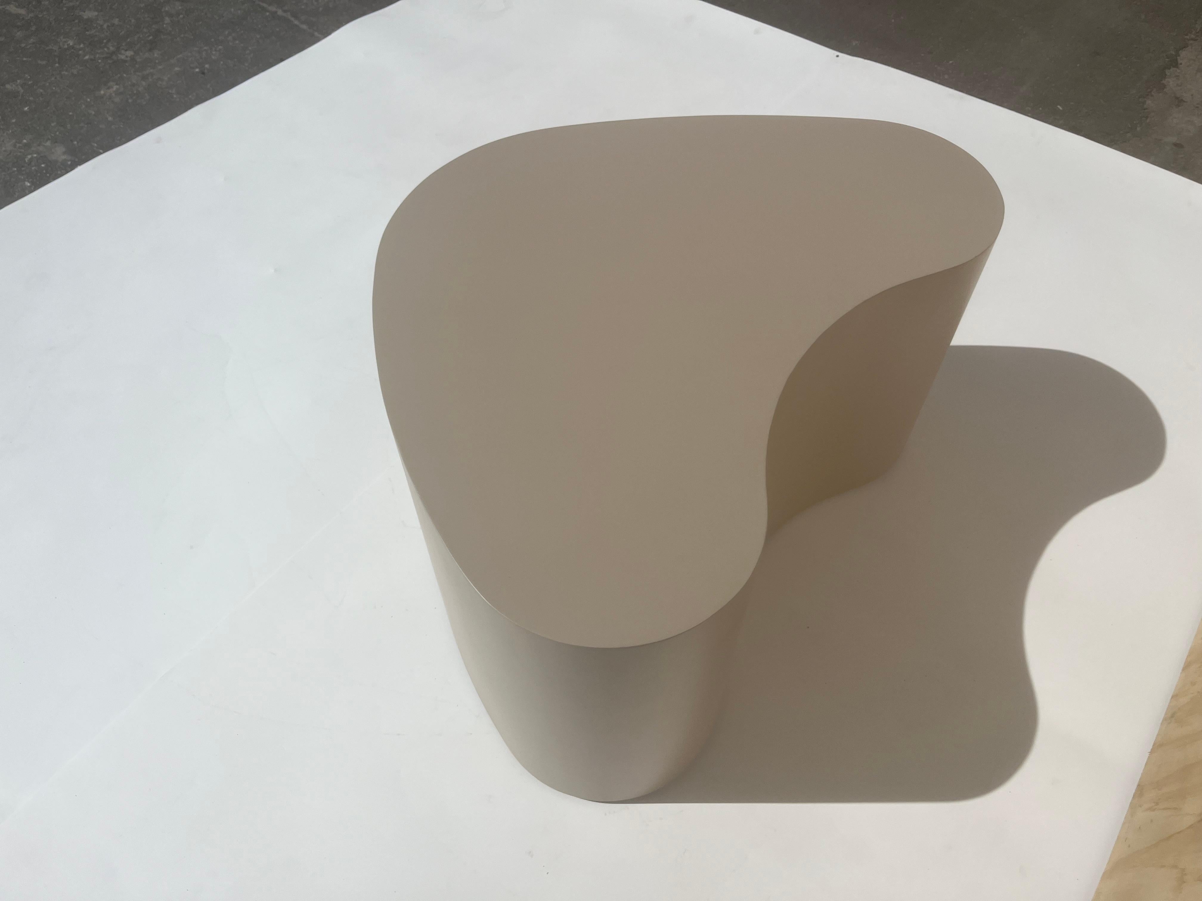 XXIe siècle et contemporain Table basse de forme libre, bois, taupe en vente