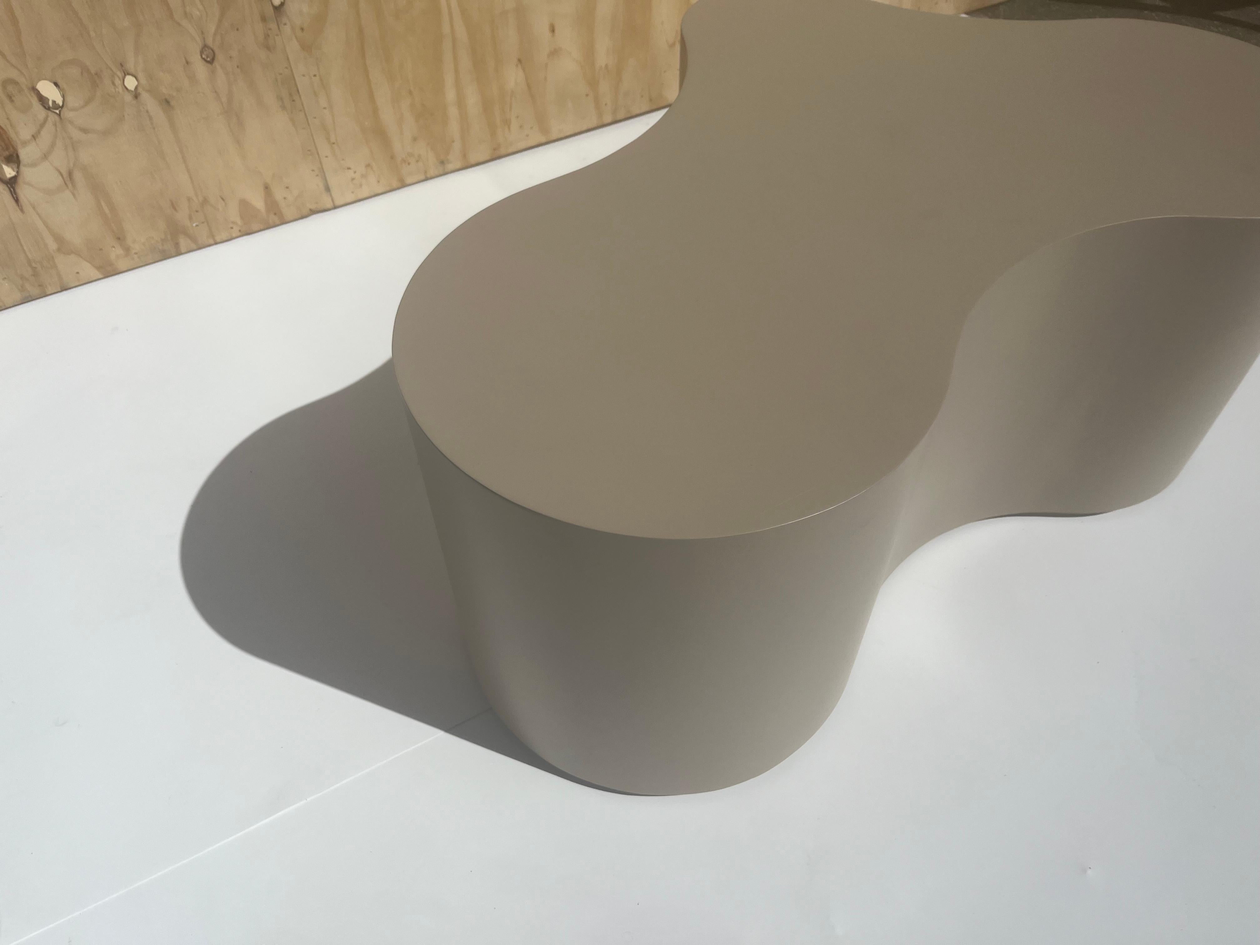 XXI secolo e contemporaneo Tavolino Freeform, Wood, Taupe in vendita