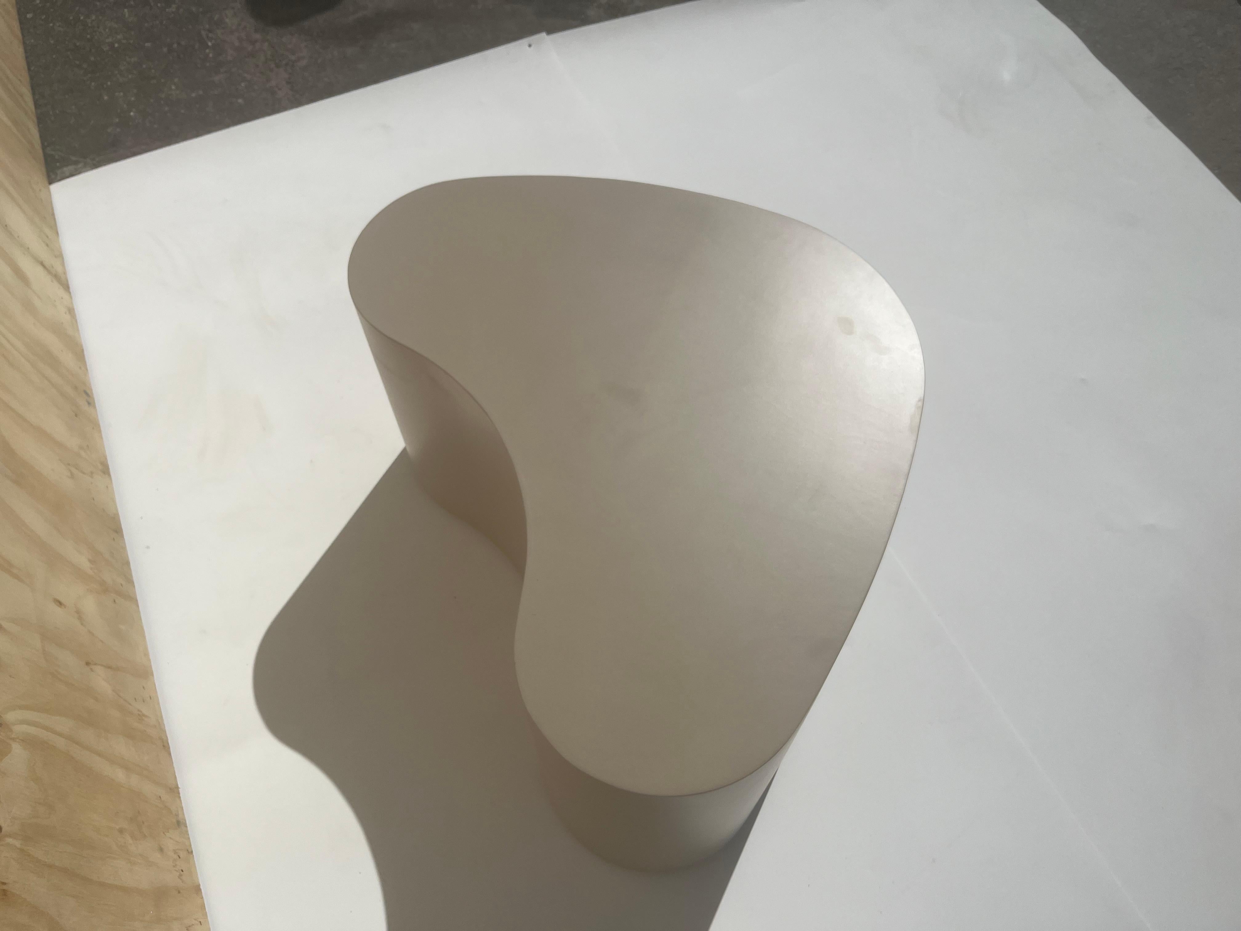 Bois Table basse de forme libre, bois, taupe en vente