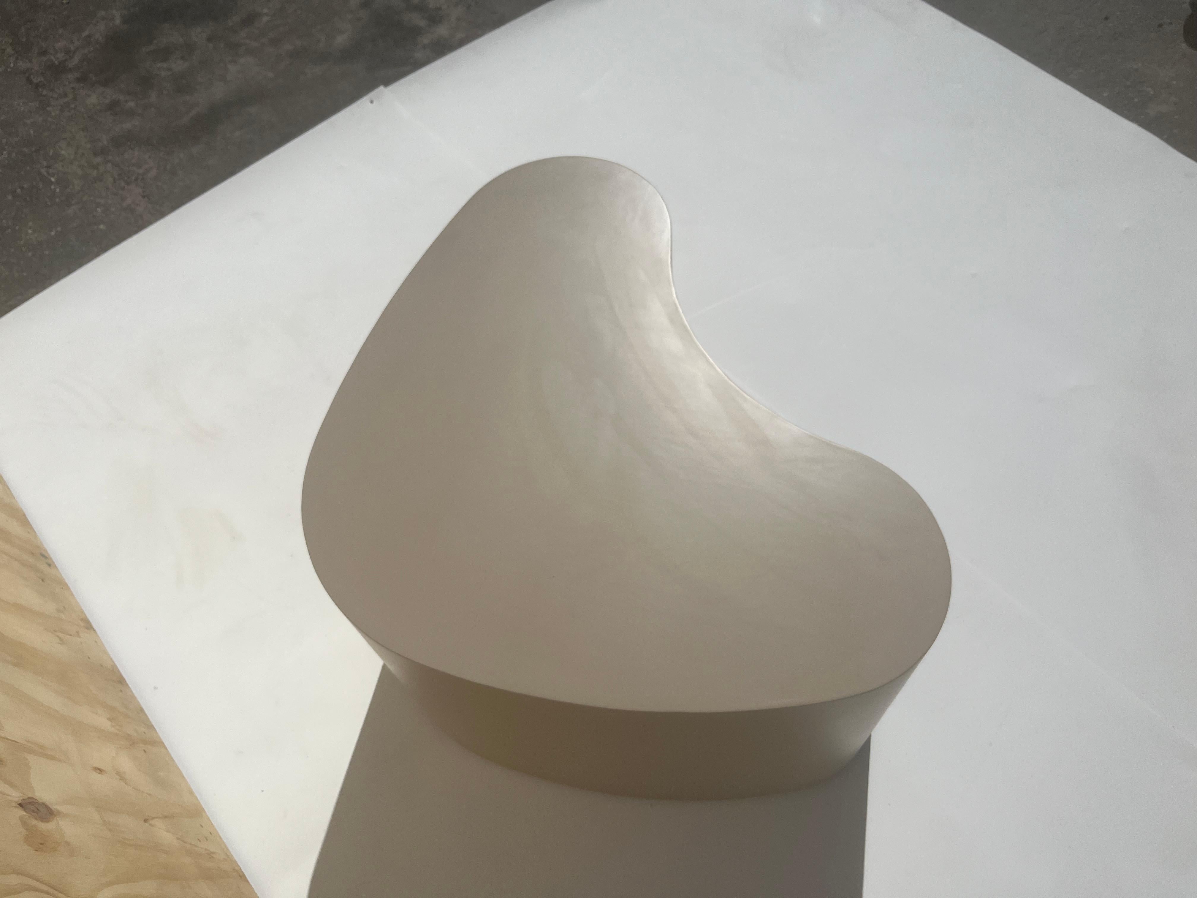 Table basse de forme libre, bois, taupe en vente 1