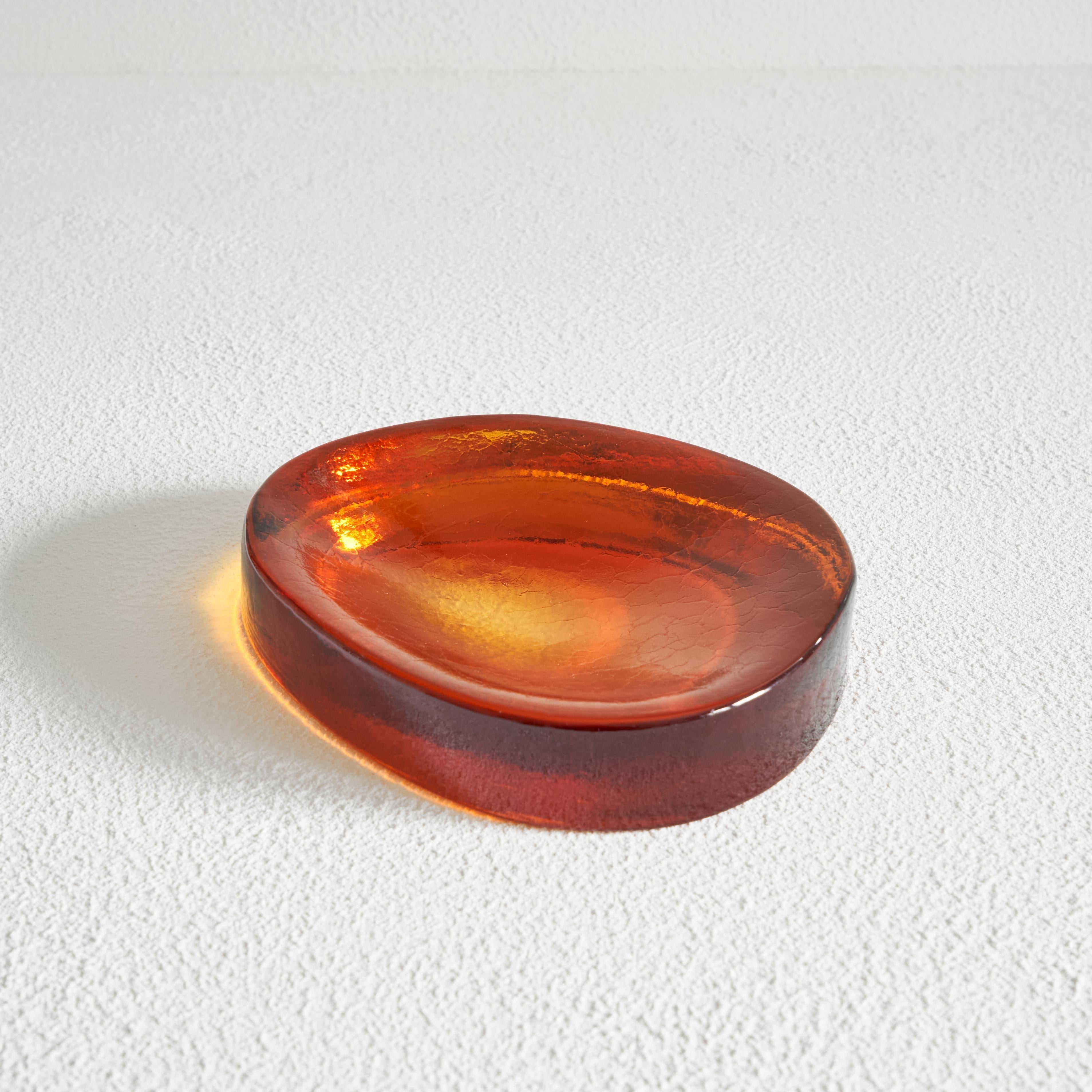 Freiformige konkave bernsteinfarbene Ablageschale aus massivem Glas, 1960er Jahre (Moderne der Mitte des Jahrhunderts) im Angebot