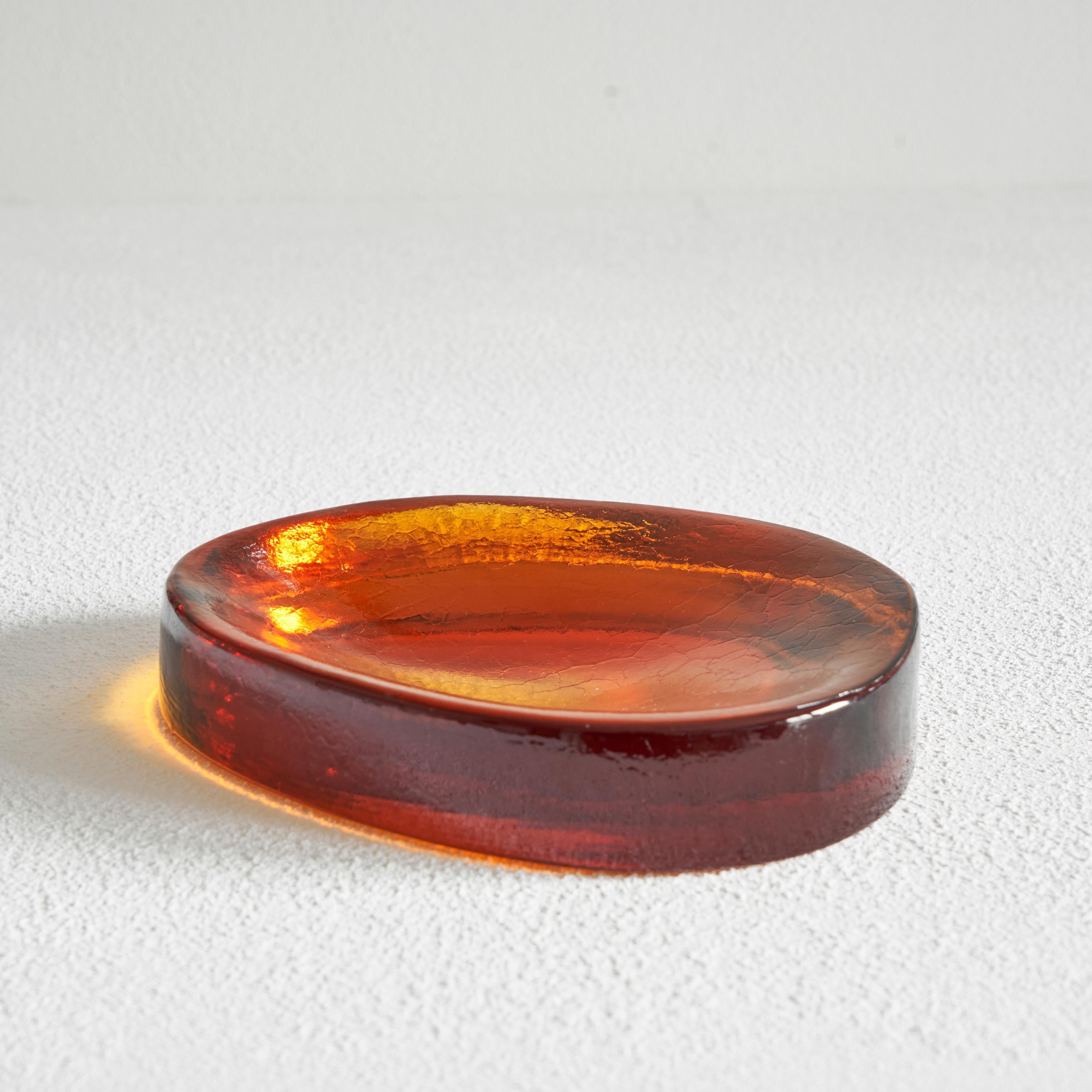 Freiformige konkave bernsteinfarbene Ablageschale aus massivem Glas, 1960er Jahre (Handgefertigt) im Angebot