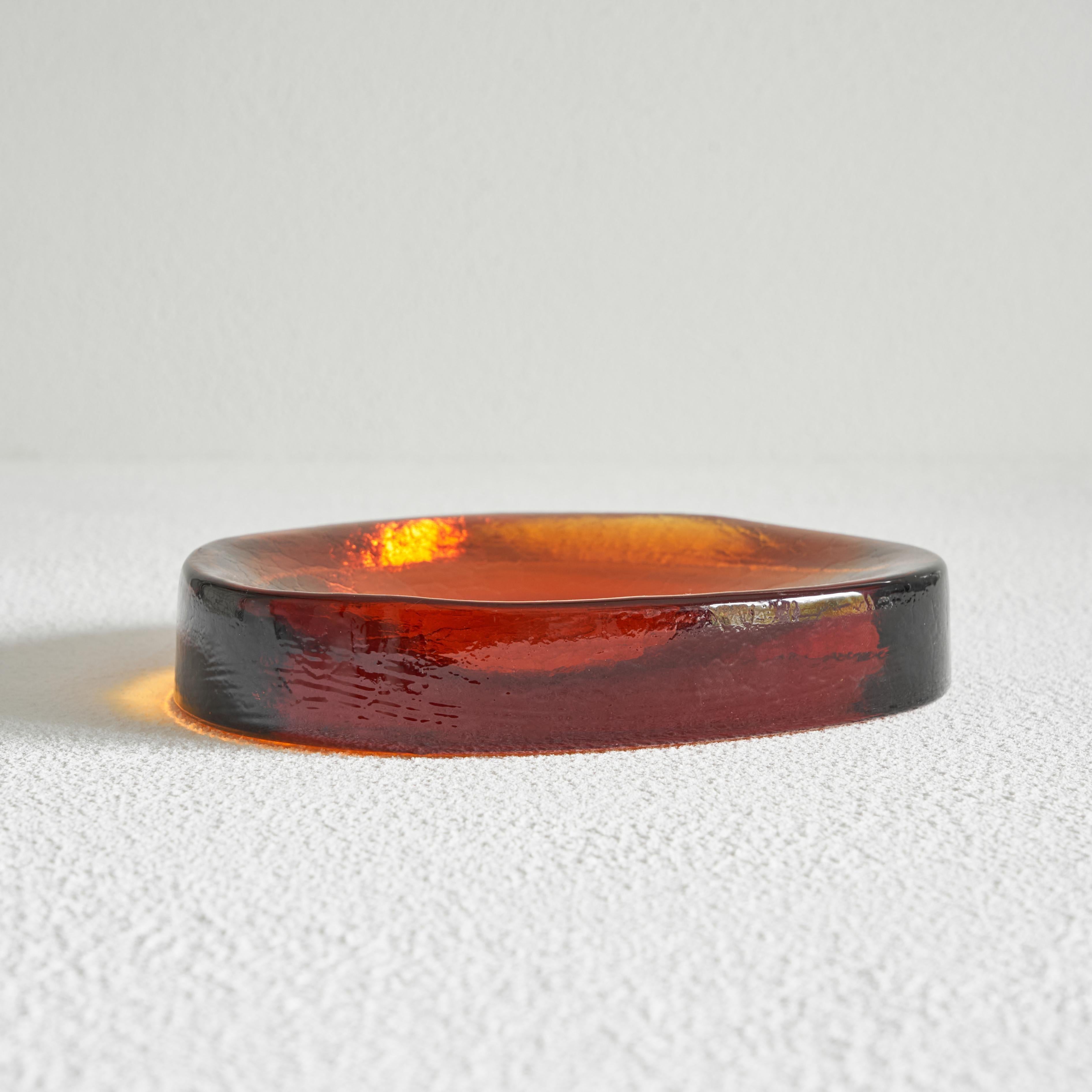 Freiformige konkave bernsteinfarbene Ablageschale aus massivem Glas, 1960er Jahre (20. Jahrhundert) im Angebot