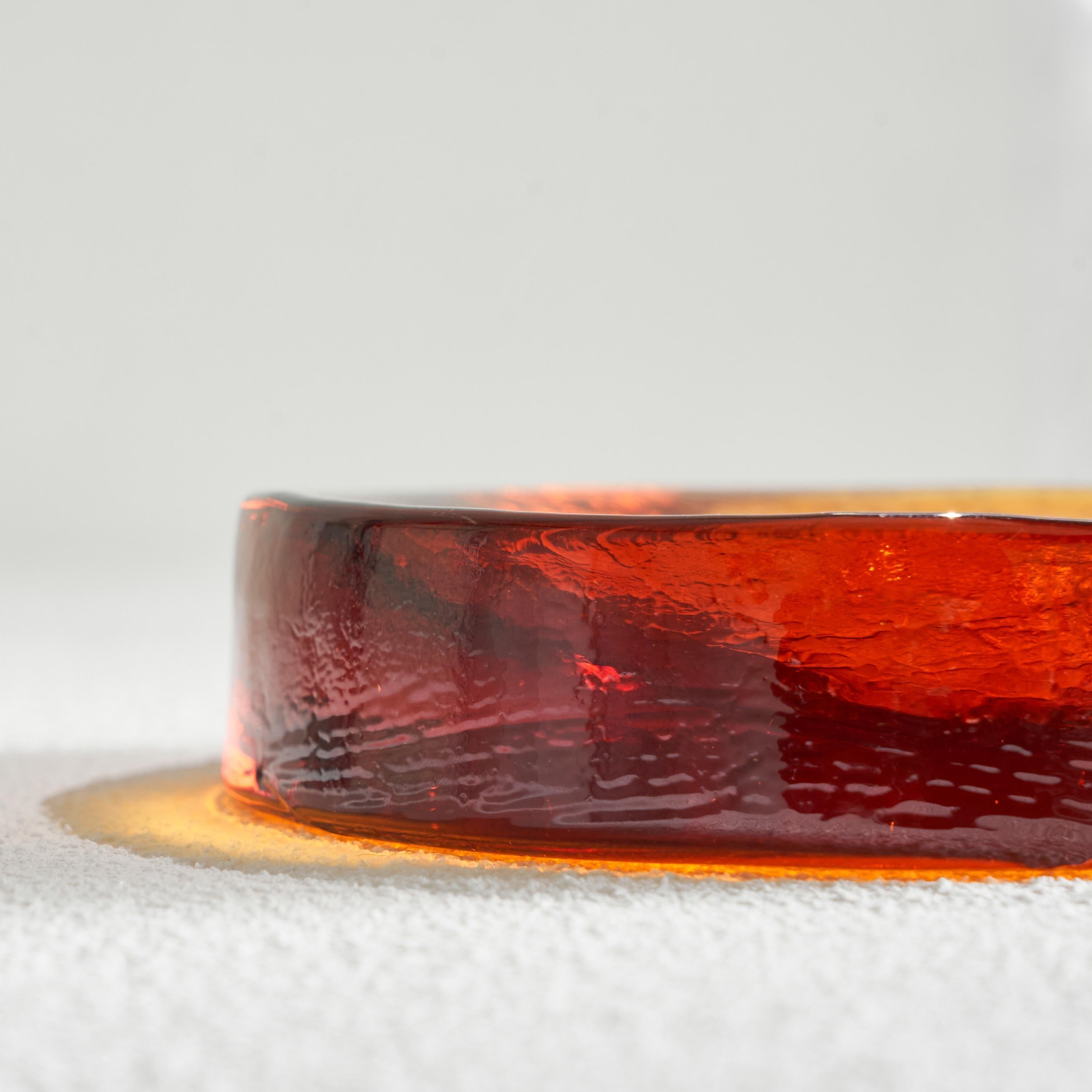 Freiformige konkave bernsteinfarbene Ablageschale aus massivem Glas, 1960er Jahre im Angebot 1