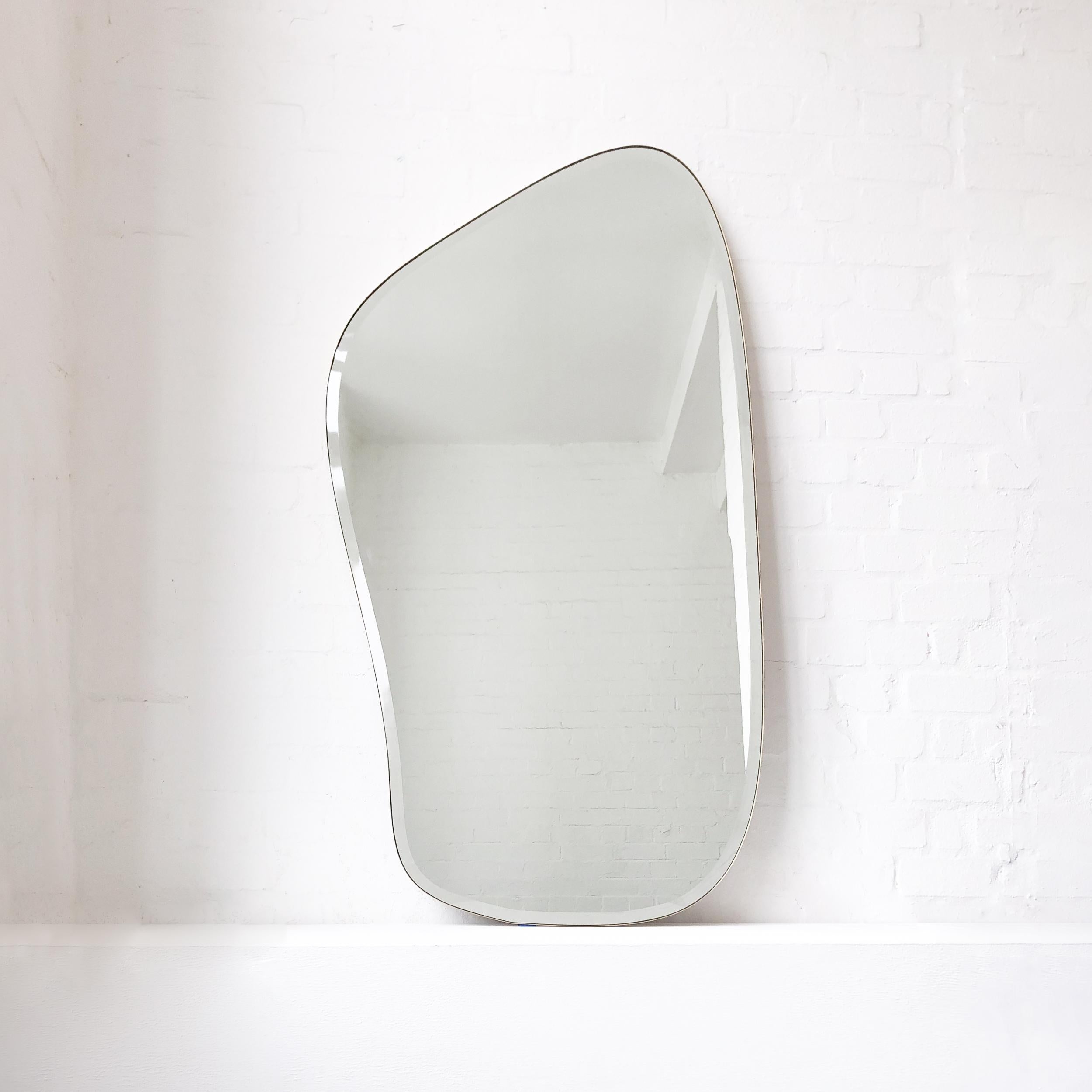 Freeform D Bevelled Mirror with Minimalist Brass Frame Moderno orgánico en venta