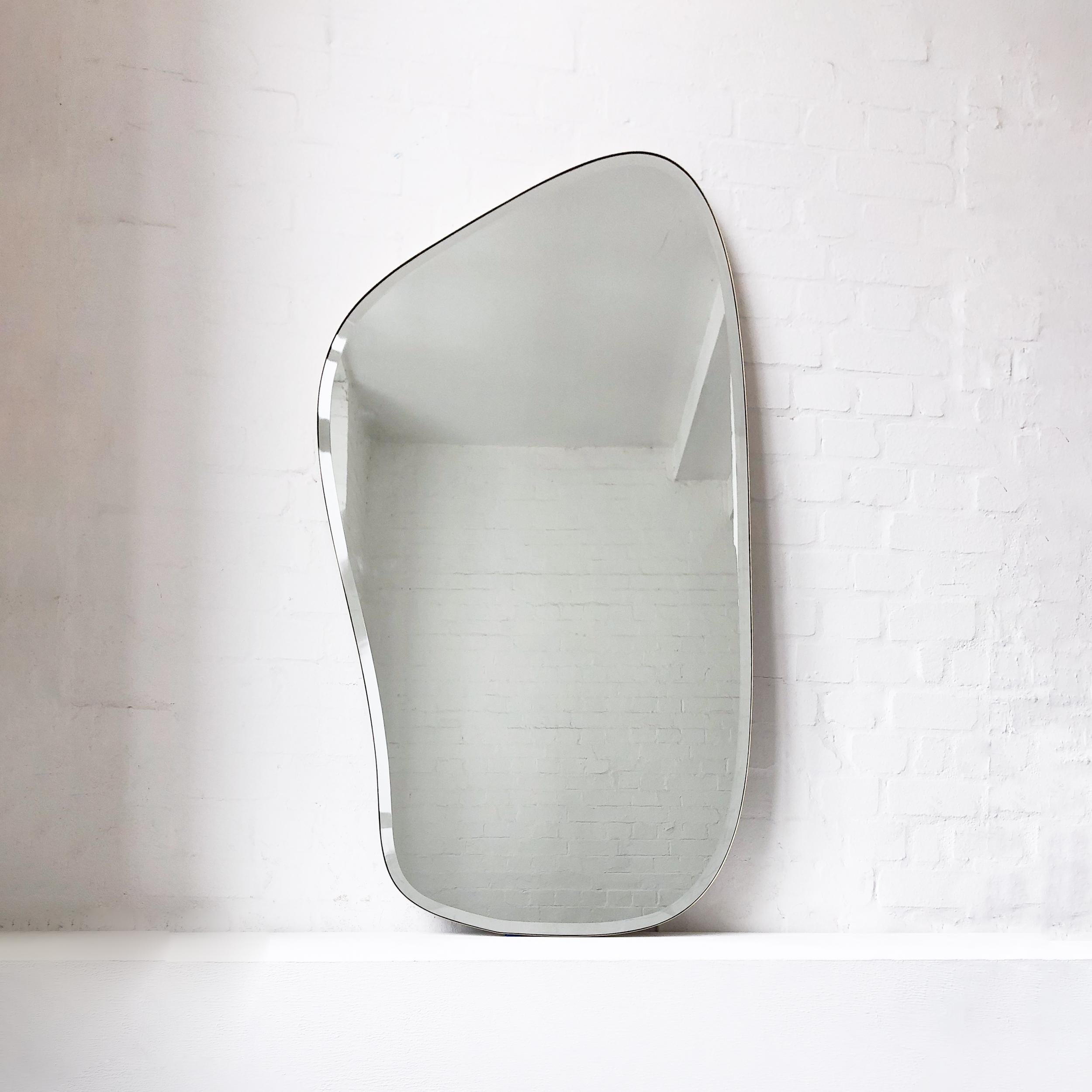 Freeform D Bevelled Mirror with Minimalist Brass Frame Británico en venta