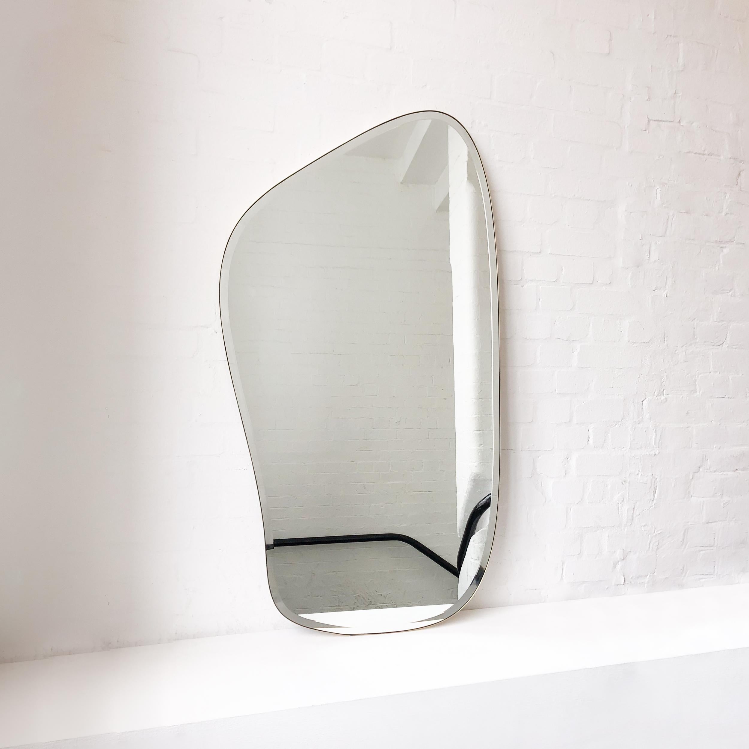 Freeform D Bevelled Mirror with Minimalist Brass Frame Biselado en venta