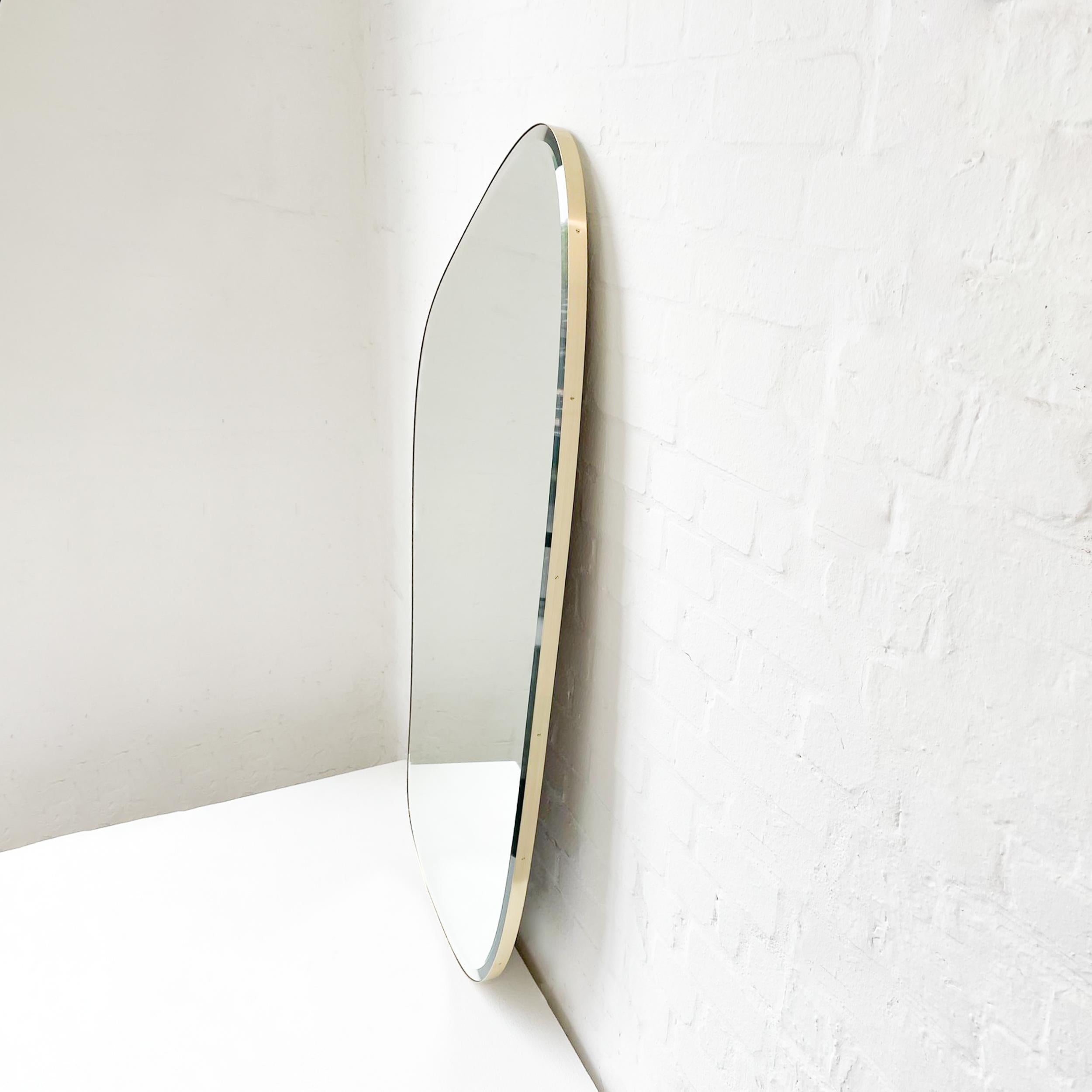 Freeform D Bevelled Mirror with Minimalist Brass Frame en Nuevo estado para la venta en London, GB