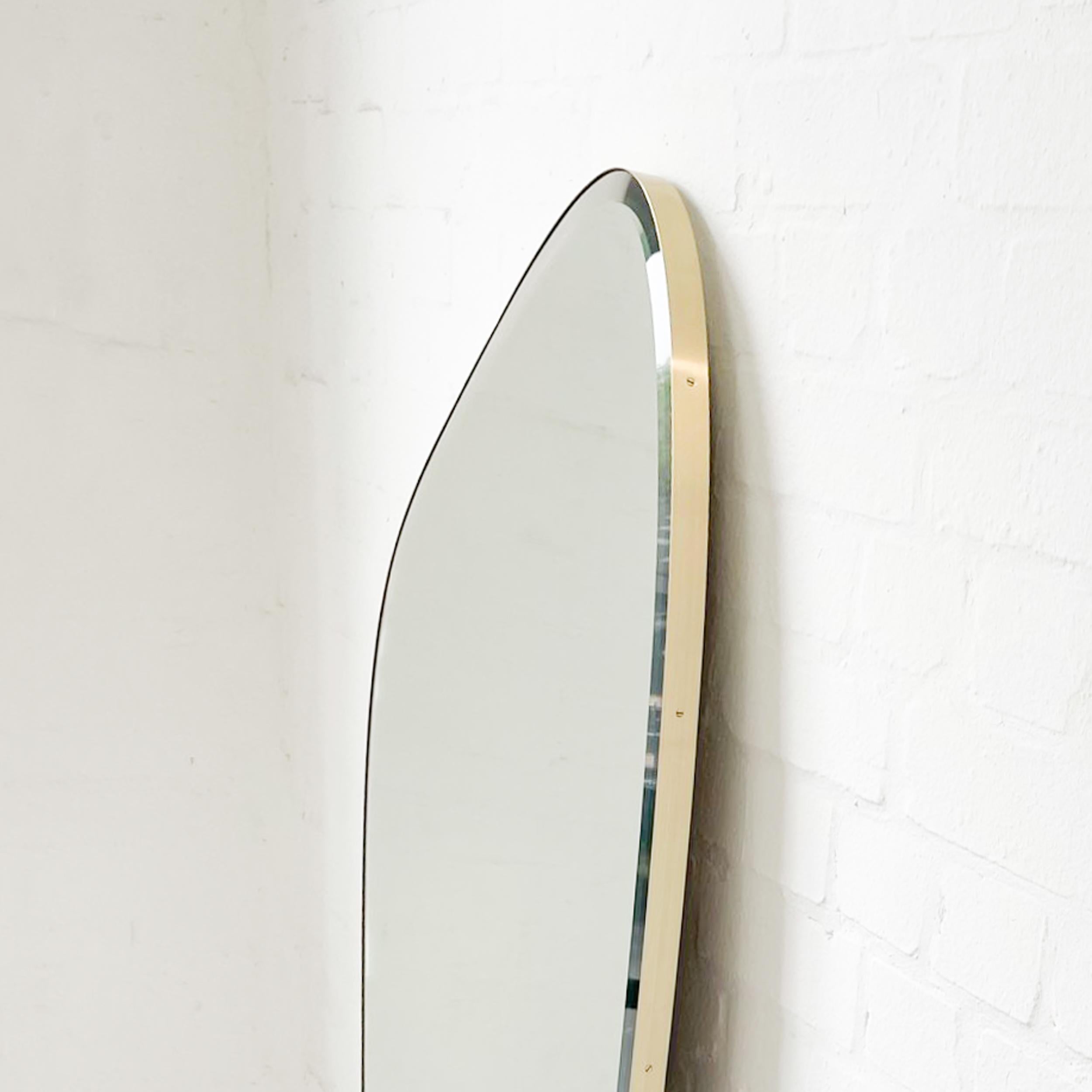 Freeform D Bevelled Mirror with Minimalist Brass Frame Siglo XXI y contemporáneo en venta