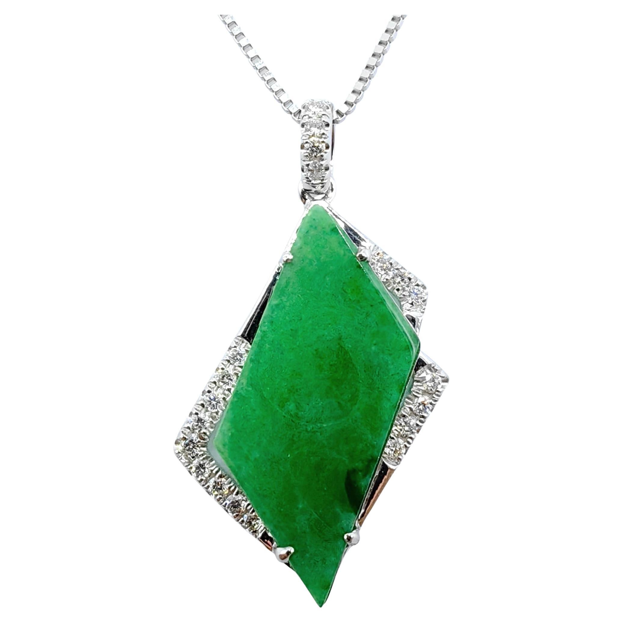 Colgante geométrico Freeform de jadeíta verde esmeralda y diamante en oro blanco de 18 quilates
