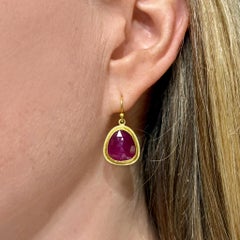 Freeform Facettierte, facettierte, im Rosenschliff, afrikanische, gerahmte Rubin-Tropfen-Ohrringe, Petra Class 2024