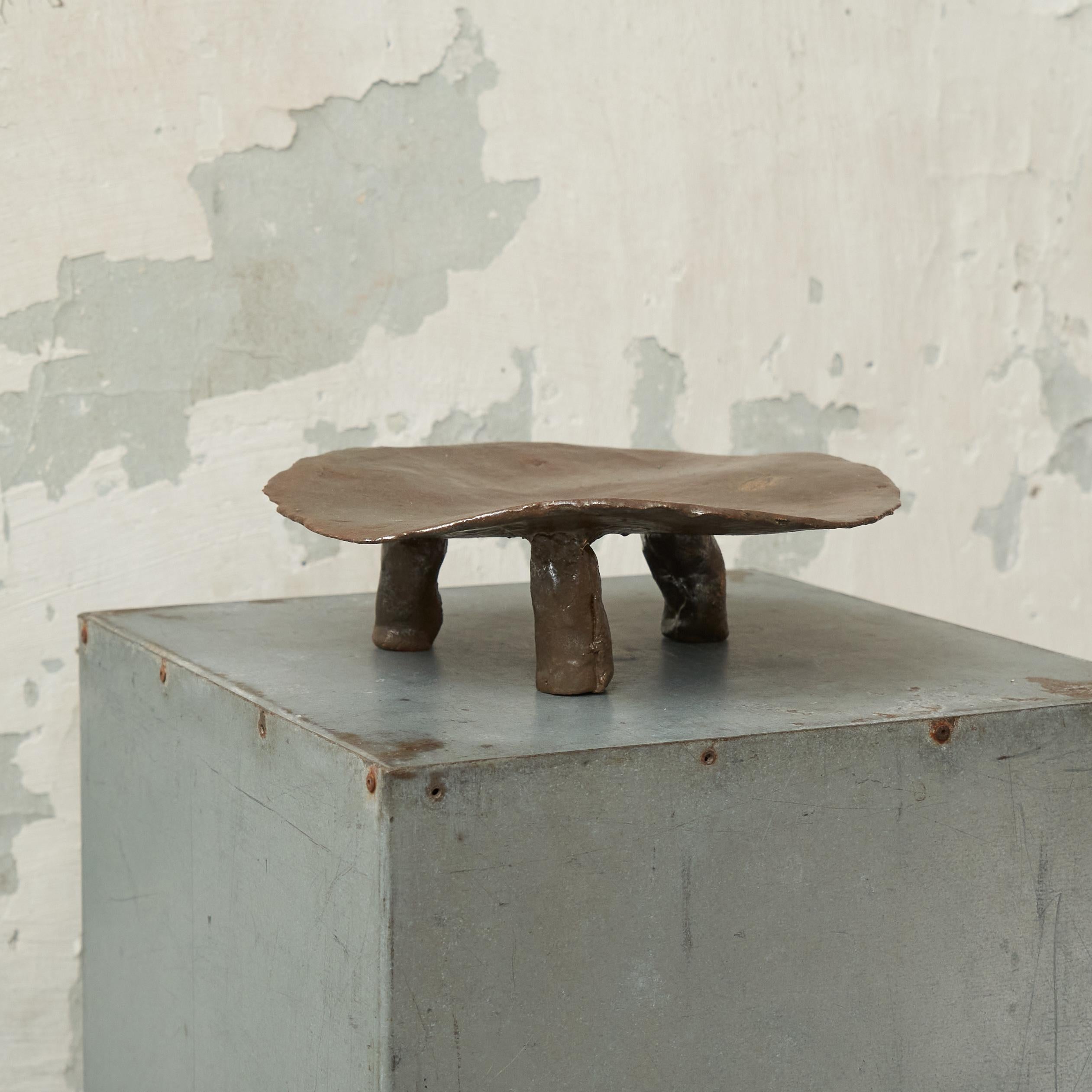 Piatto da portata Studio Pottery con piede Freeform, Europa, anni '70.

Questo è un grande pezzo da aggiungere a qualsiasi interno elegante: un piatto con piedi di metà secolo realizzato in Studio Pottery. Una grande forma libera con tre piedi -