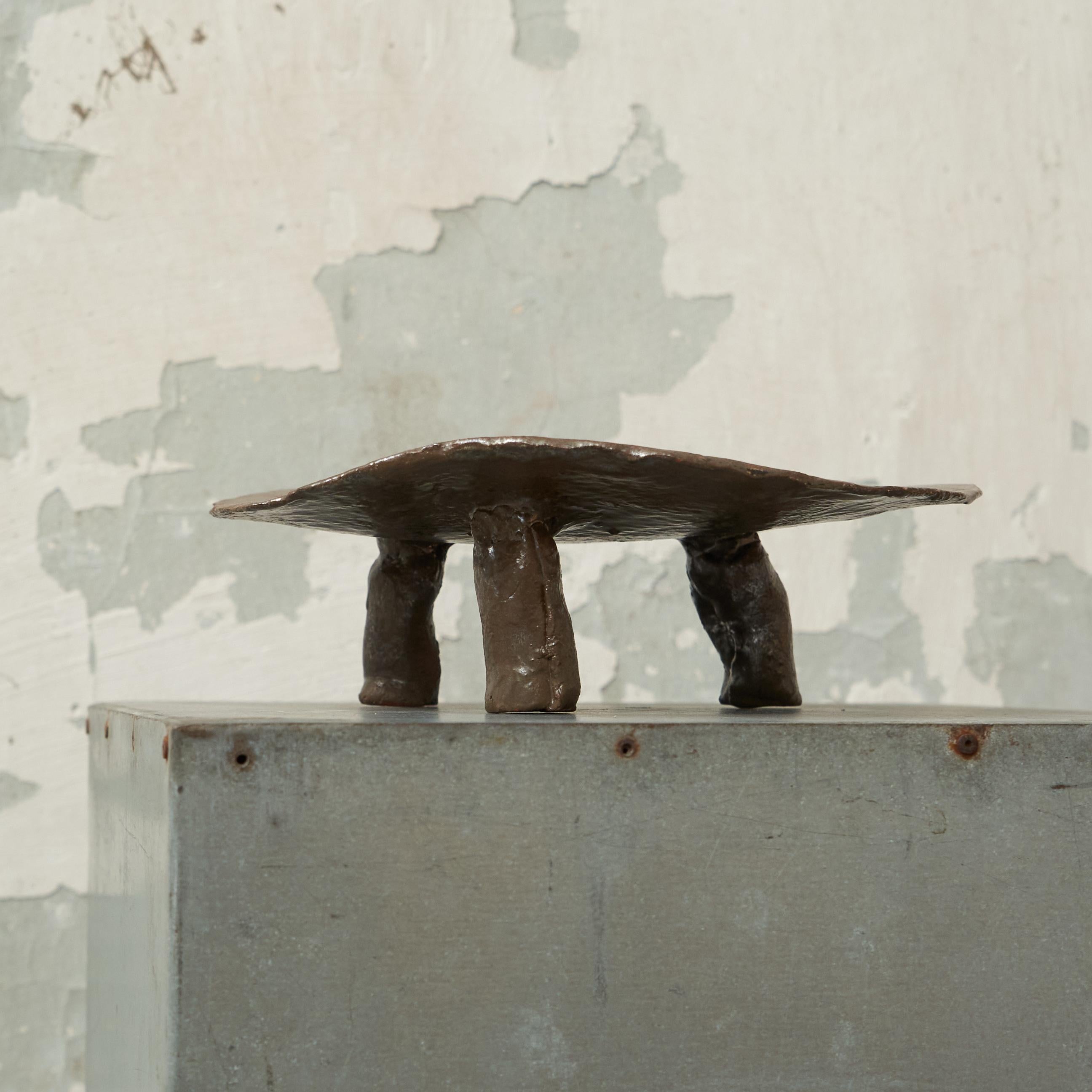 Mid-Century moderno Piatto da portata Studio Pottery con piede a forma libera del 1970 in vendita