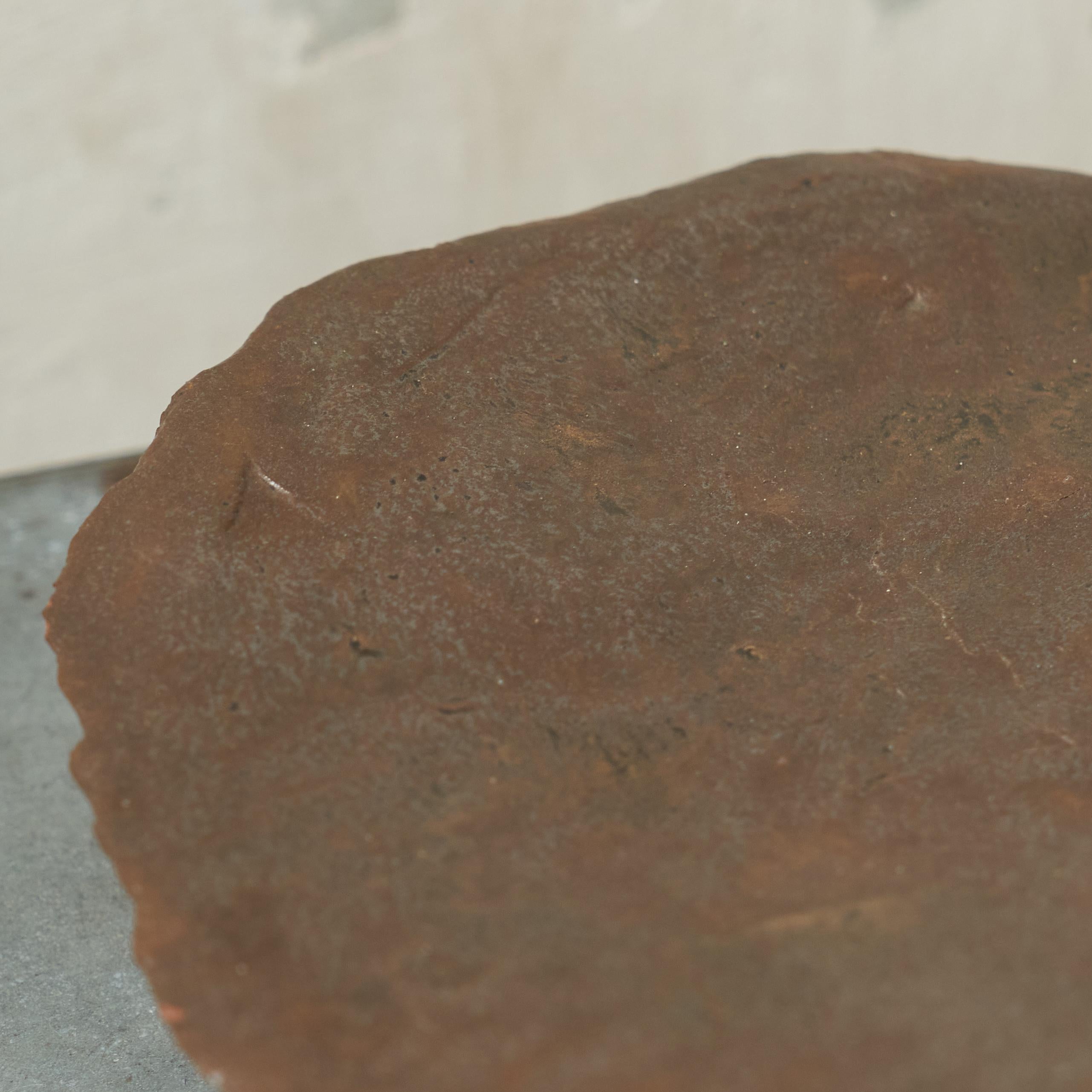 Europeo Piatto da portata Studio Pottery con piede a forma libera del 1970 in vendita