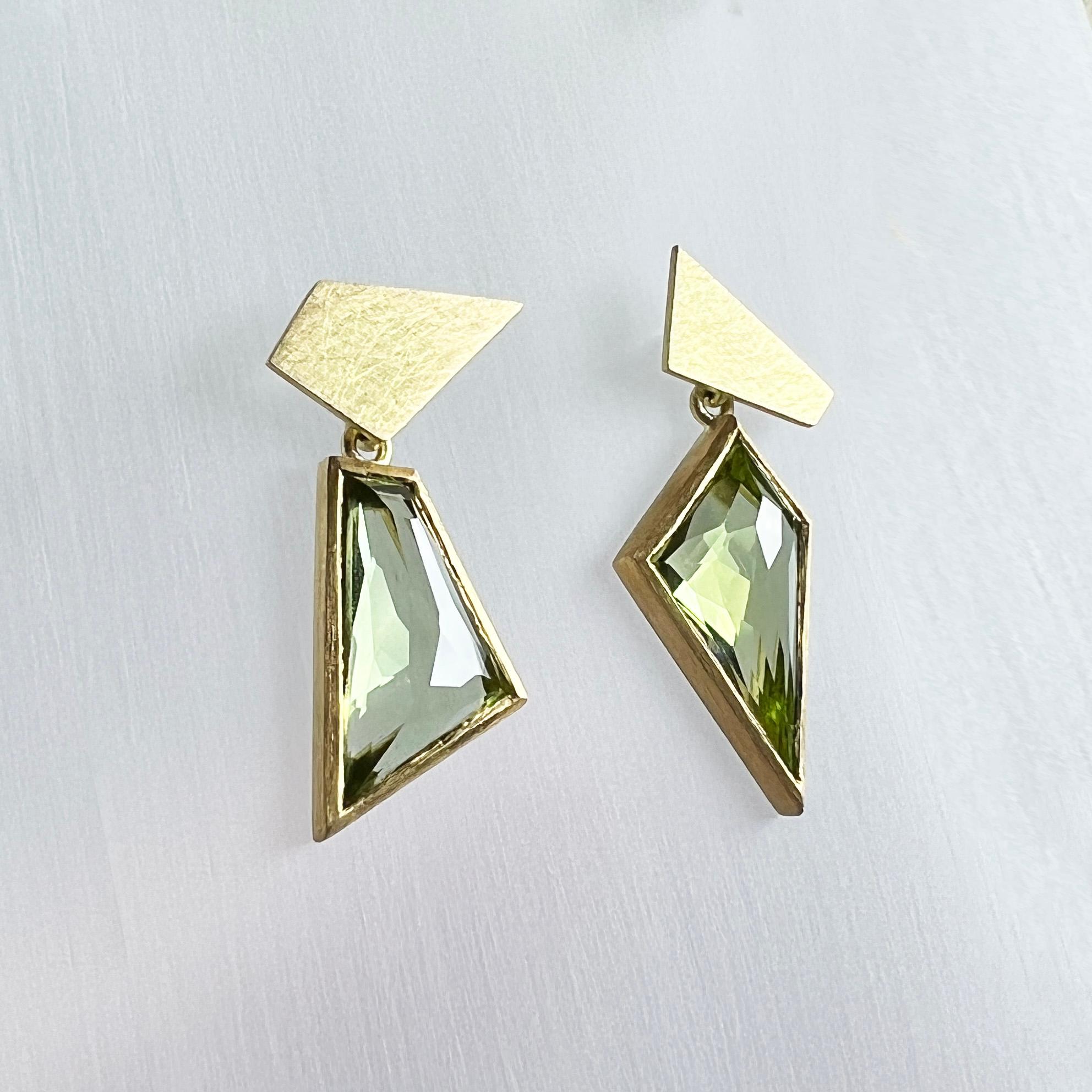 Contemporary Freeform Green Tourmaline Drop 18ct Yellow Gold Asymmetric Earrings For Sale