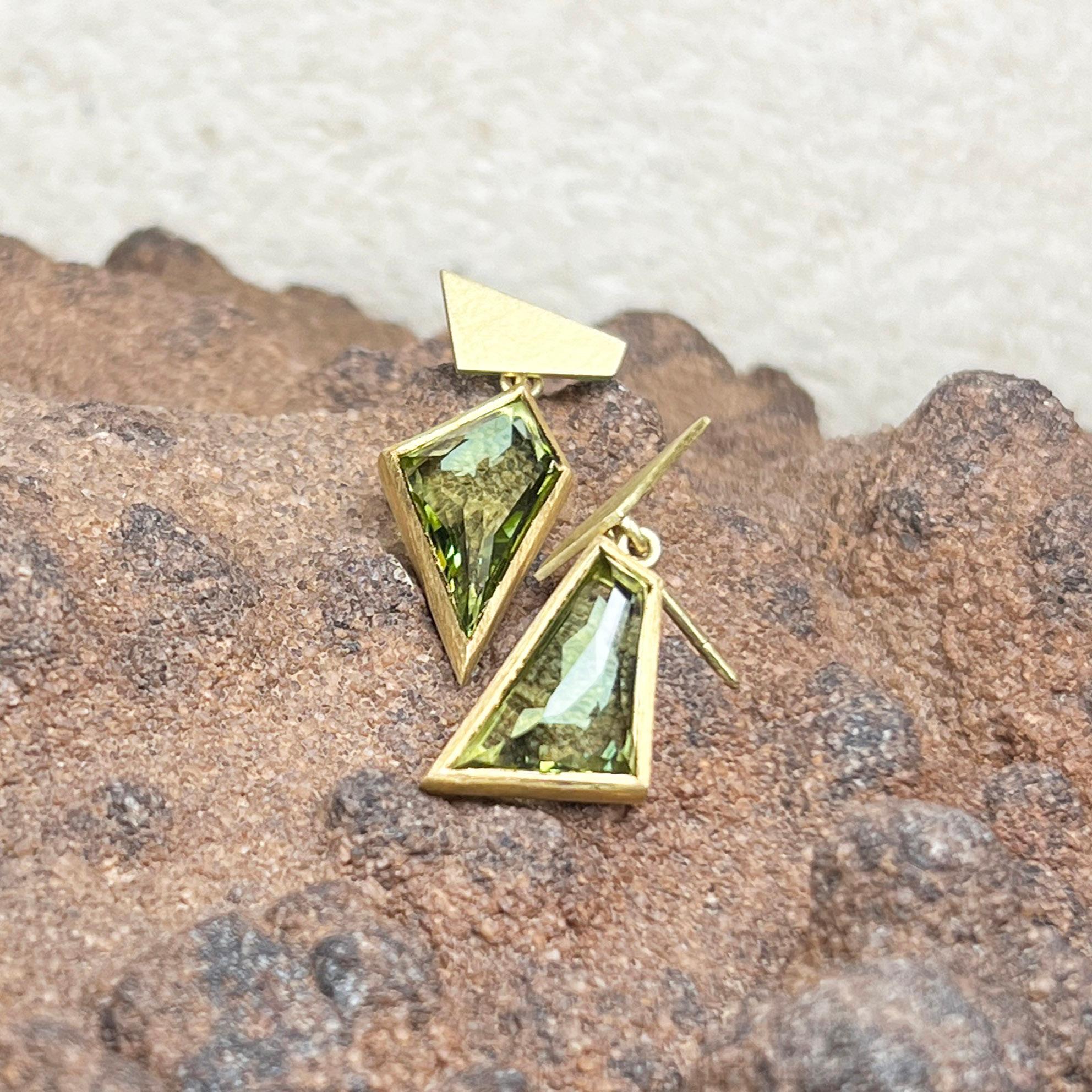 Freeform Green Tourmaline Drop 18ct Yellow Gold Asymmetric Earrings In New Condition For Sale In London, GB