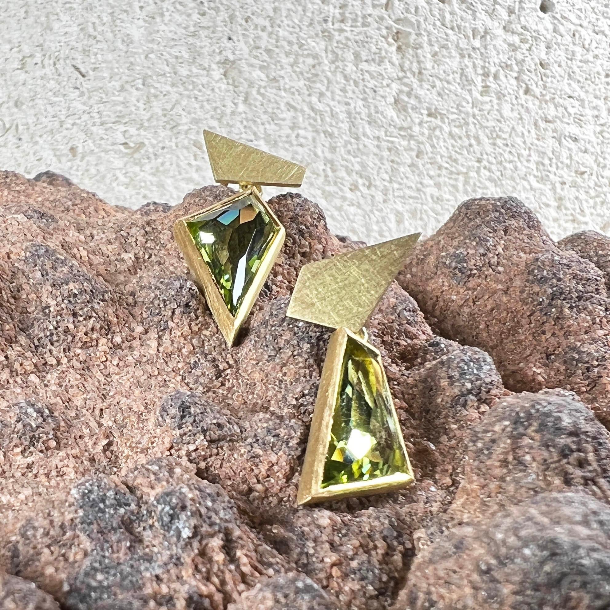 Freeform Green Tourmaline Drop 18ct Yellow Gold Asymmetric Earrings For Sale 1