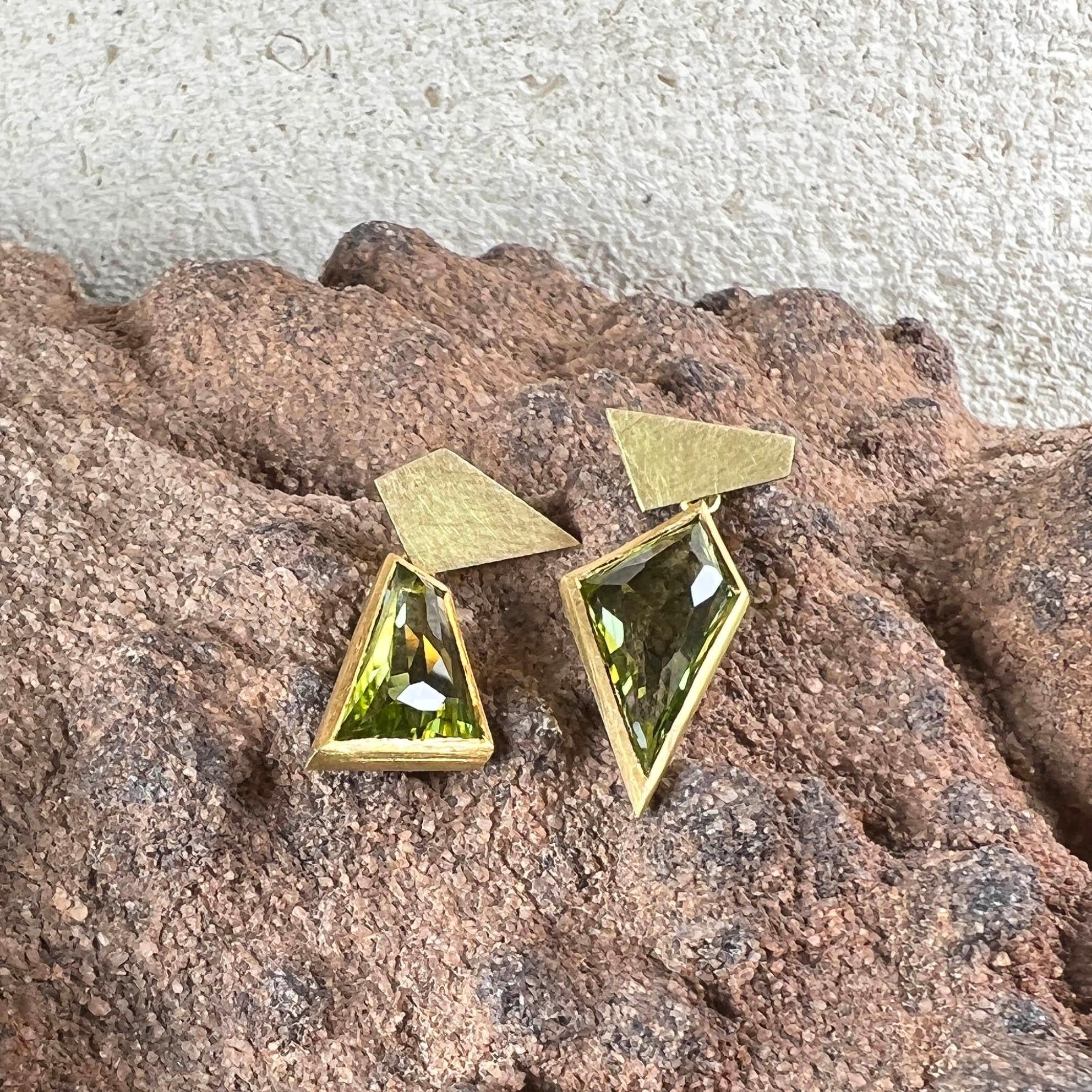 Freeform Green Tourmaline Drop 18ct Yellow Gold Asymmetric Earrings For Sale 2