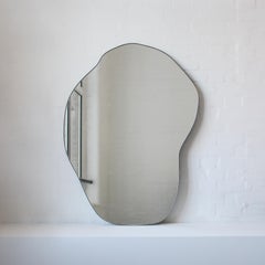 Espejo de forma irregular Freeform con marco de pátina de bronce - C