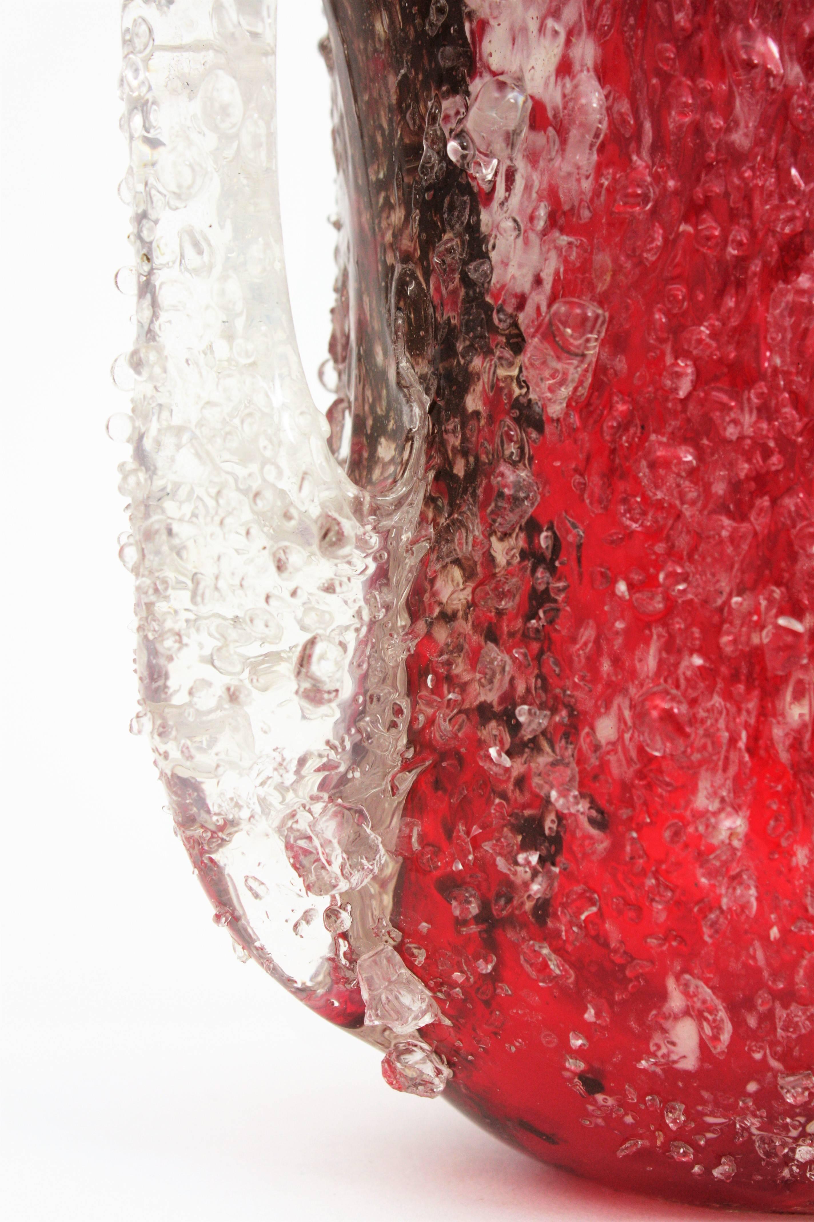 Vetro artistico Vaso a forma libera di Murano in vetro artistico rosso e trasparente di Macette, anni '50 in vendita