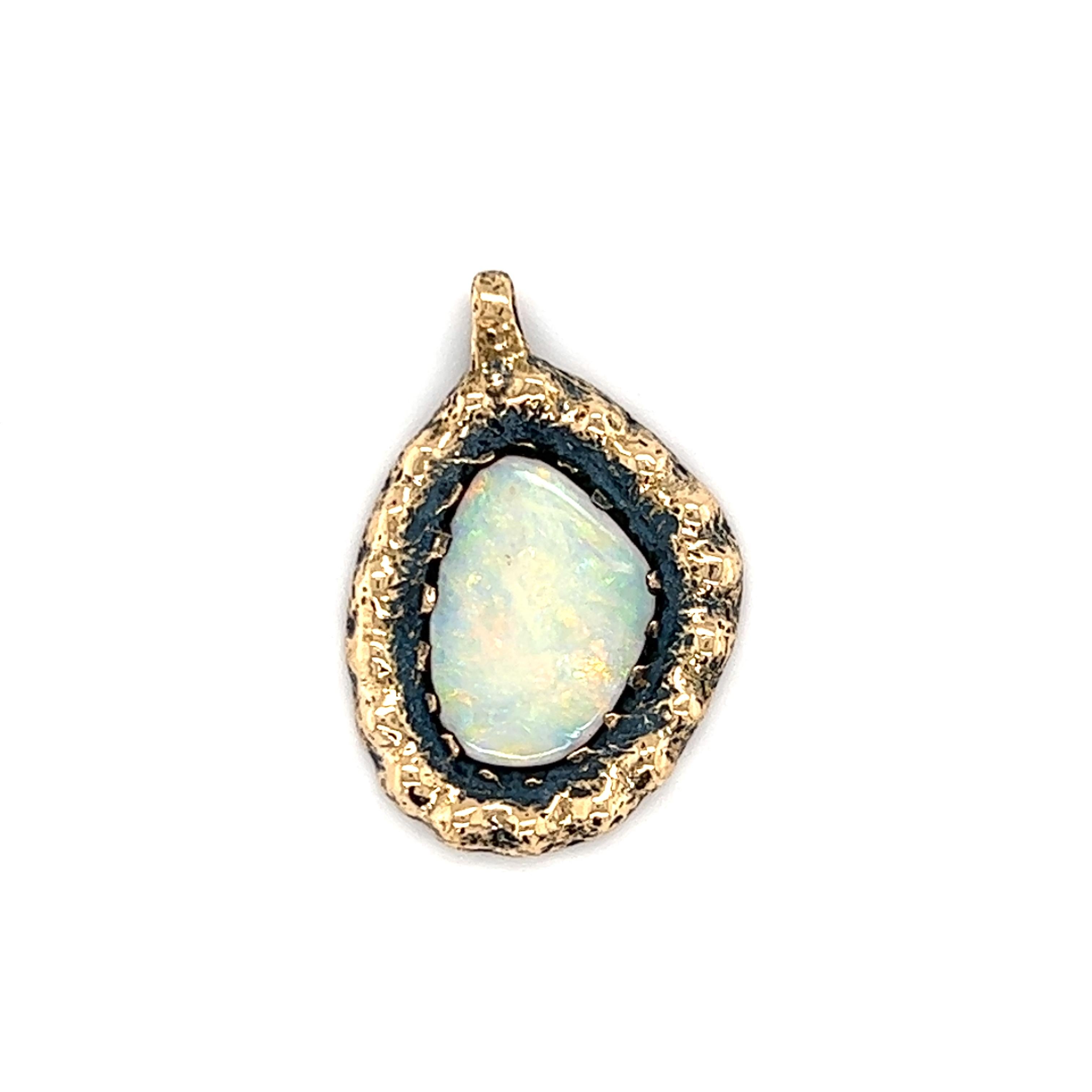 Moderne Pendentif en or 14 carats avec opale naturelle de forme libre, années 1970