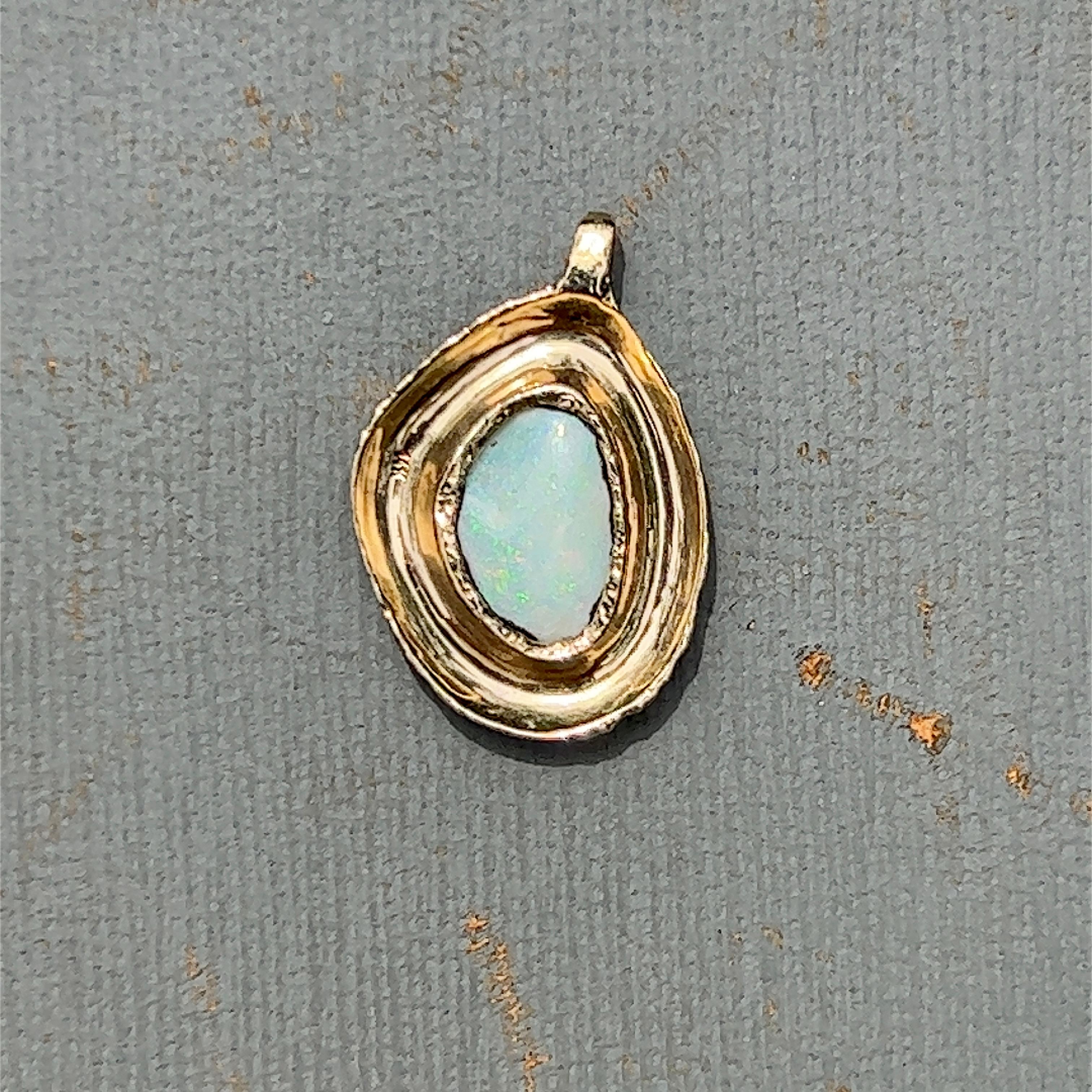 Pendentif en or 14 carats avec opale naturelle de forme libre, années 1970 Bon état à Towson, MD