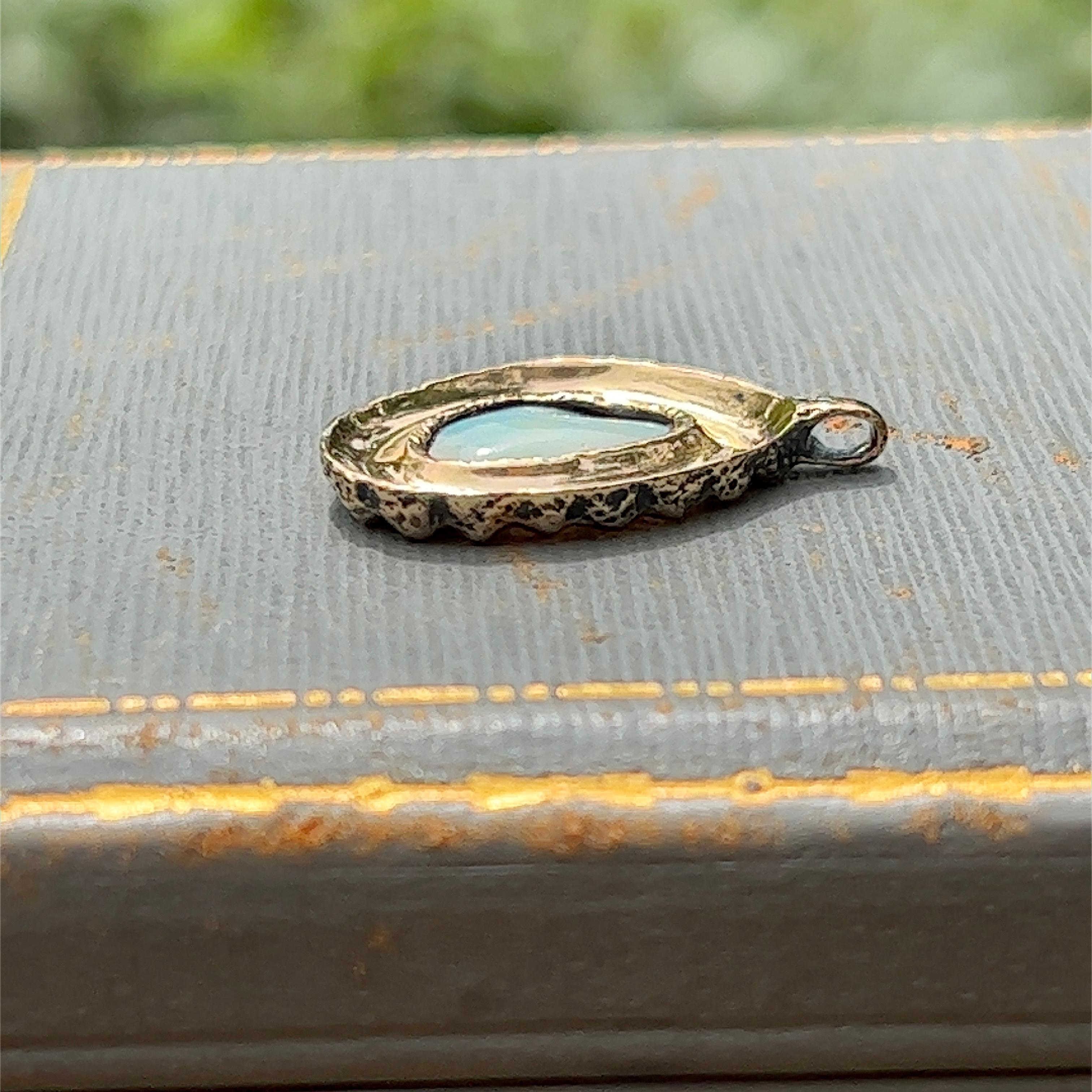  Pendentif en or 14 carats avec opale naturelle de forme libre, années 1970 Unisexe 
