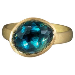 Anello Freeform Parti Teal con zaffiro verde 22ct e oro 18ct