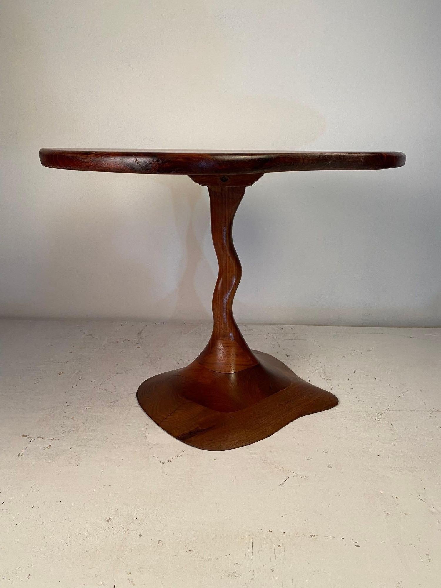 Skulpturaler Beistelltisch Freeform in Nussbaum laminiert Stack im Zustand „Gut“ im Angebot in Asbury Park, NJ