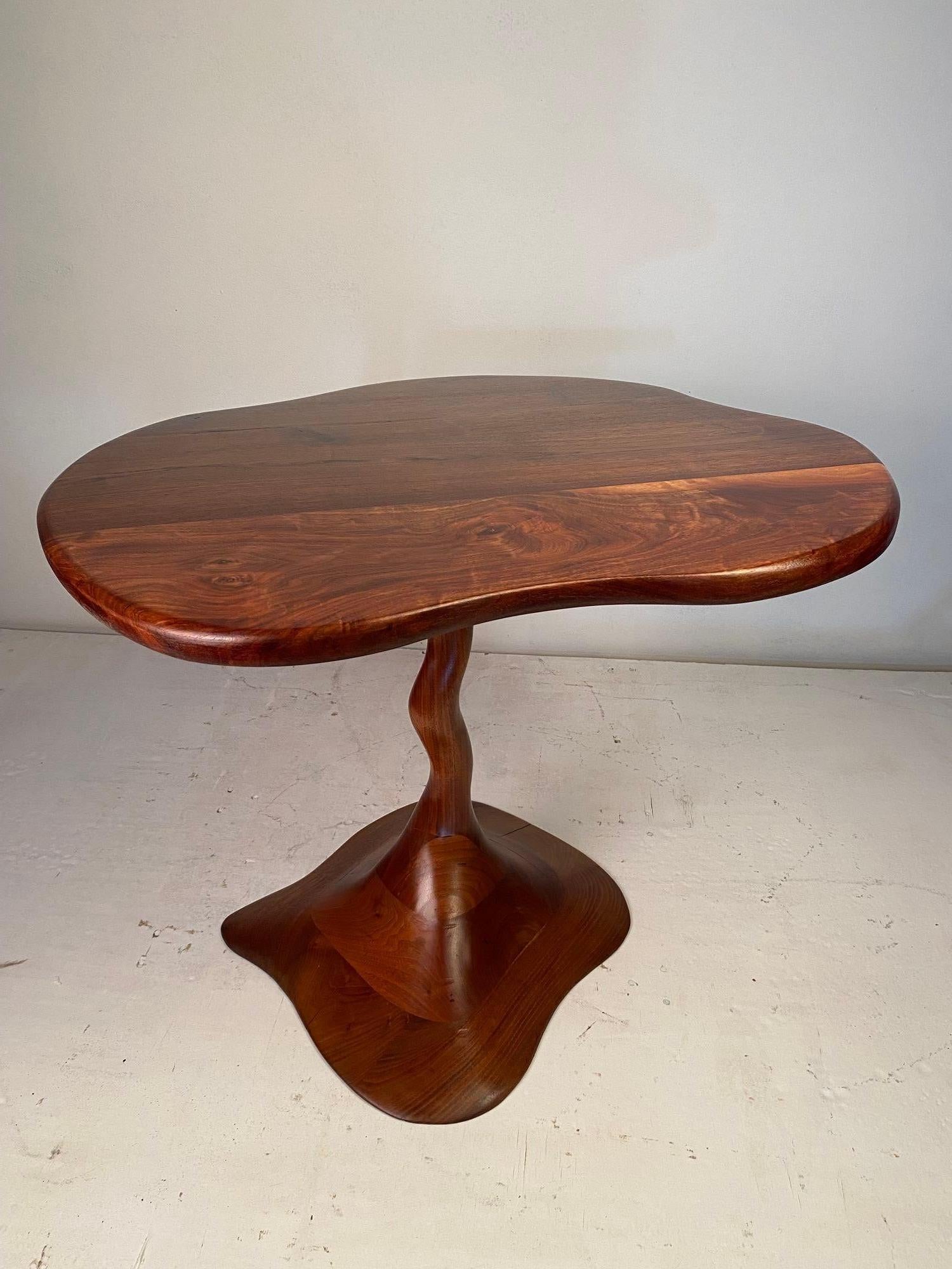 Skulpturaler Beistelltisch Freeform in Nussbaum laminiert Stack im Angebot 1