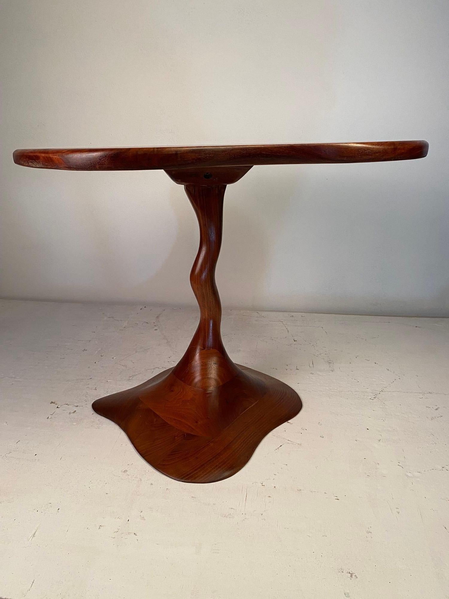 Skulpturaler Beistelltisch Freeform in Nussbaum laminiert Stack im Angebot 2