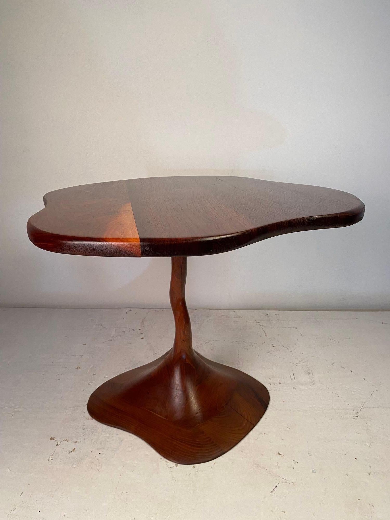 Skulpturaler Beistelltisch Freeform in Nussbaum laminiert Stack im Angebot 3