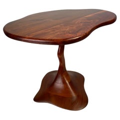 Tavolino scultoreo Freeform in noce laminato impilato