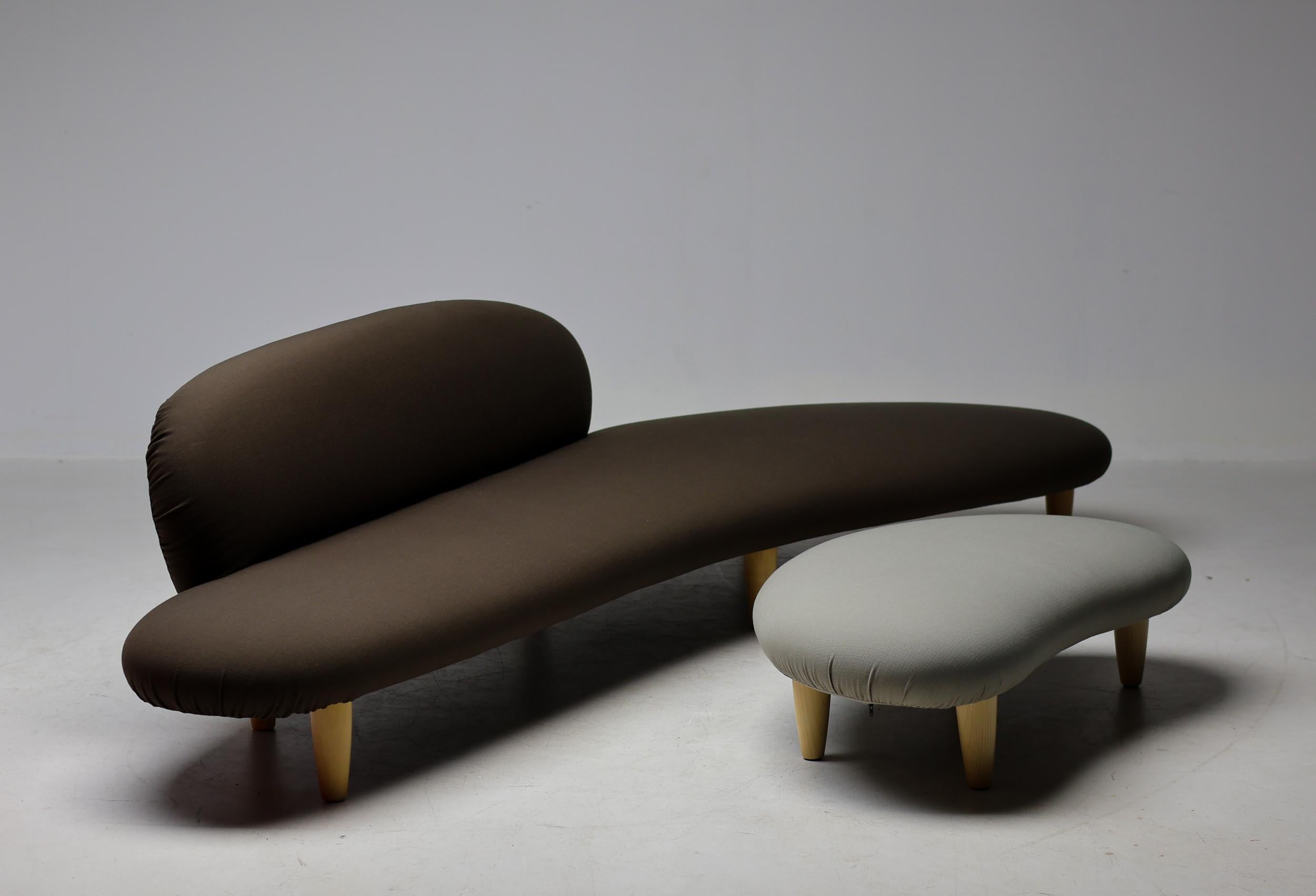 La qualité sculpturale du vocabulaire de design de Noguchi s'exprime dans le Freeform Sofa : il est entièrement différent des autres designs de la même période, apparaissant en combinaison avec l'Ottoman comme une sculpture agrandie de pierres de