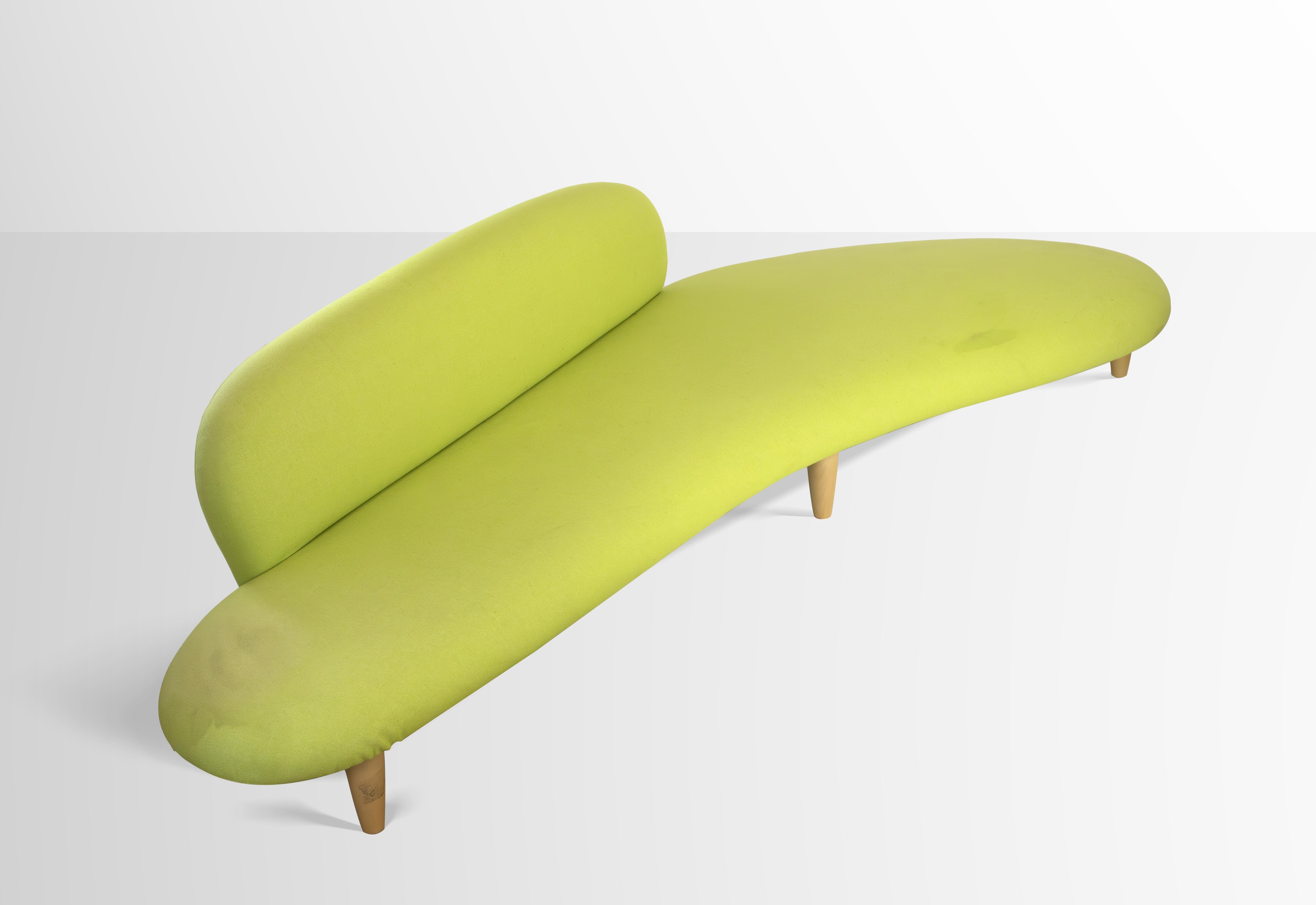 Freeform Sofa è un oggetto di design realizzato da Isamu Noguchi

Prodotto da Vitra. Divano in Wood e Fabrice.

Etichetta e targhetta originale Vitra con numero di riferimento 0977.

In buone condizioni, ma con un po' di sbiadimento sul