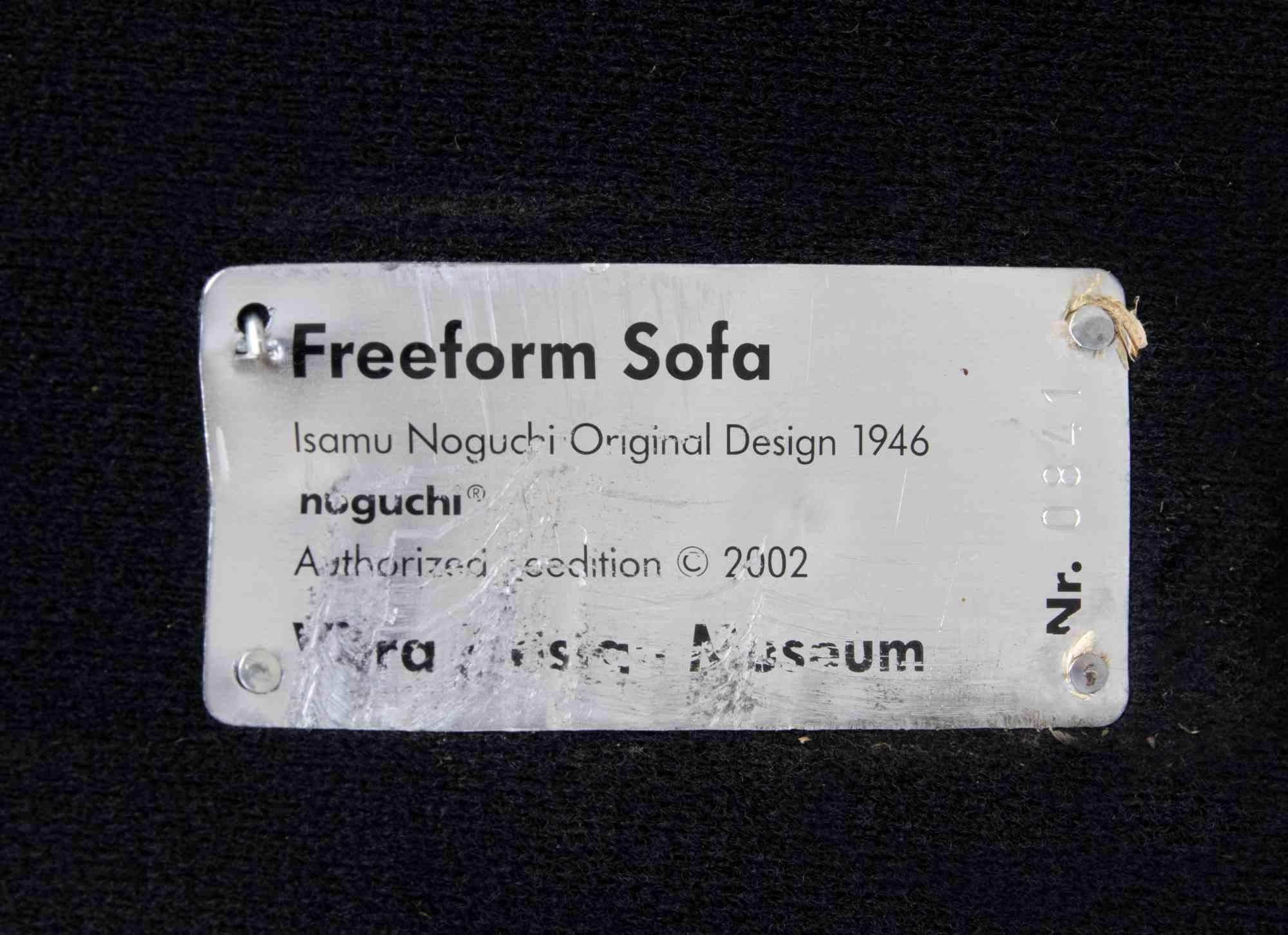 Freeform Sofa è un oggetto di design realizzato da Isamu Noguchi

Prodotto da Vitra. Divano in Wood e Fabrice.

Etichetta e targhetta originale Vitra con numero di riferimento 0841

Buone condizioni.

Progettato originariamente nel 1950, questo
