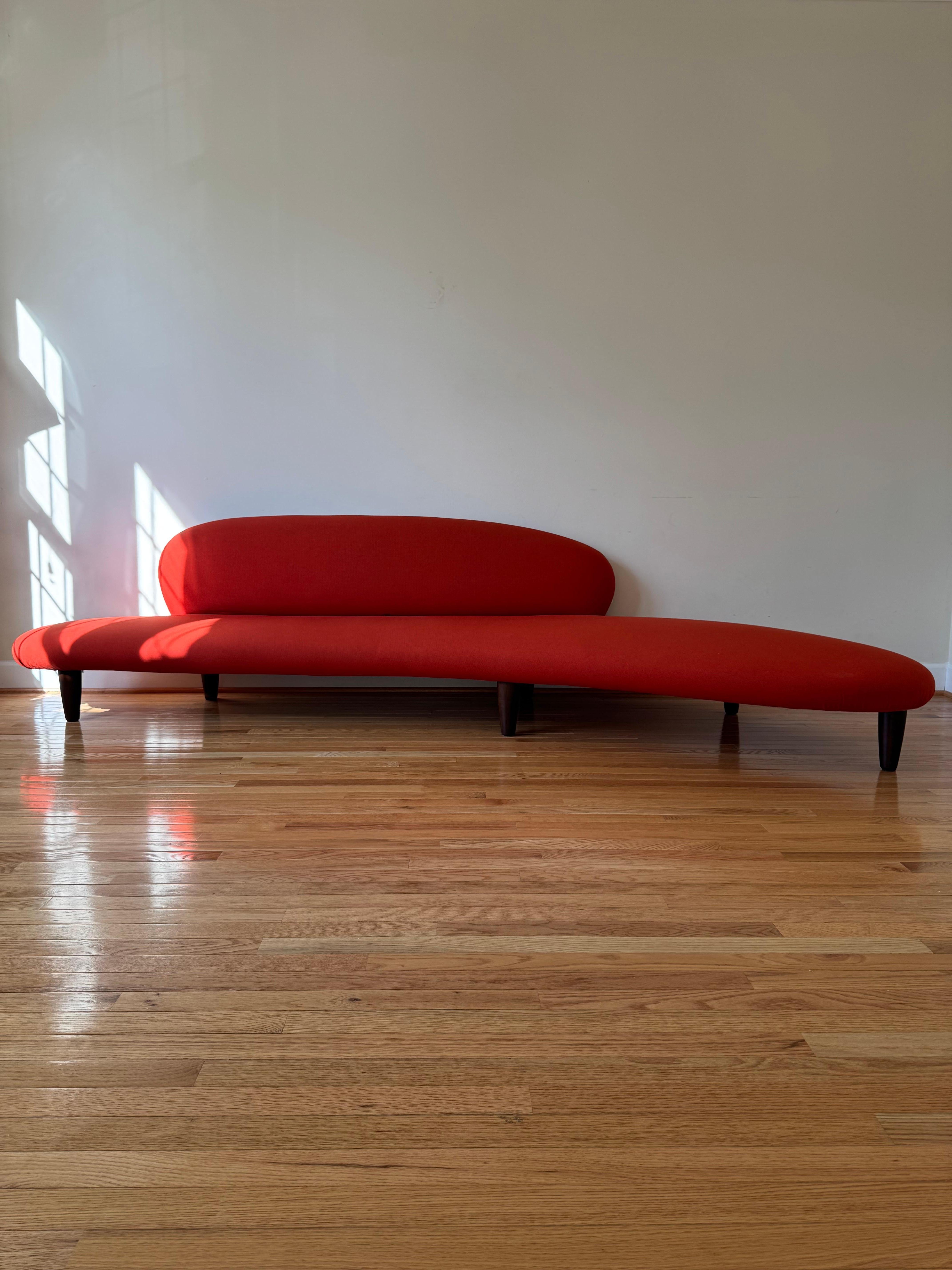 Freiform-Sofa
Designer: Isamu Noguchi
Designjahr: 1946

Das Freeform Sofa von Isamu Noguchi verbindet Skulptur und Funktion in einer fließenden, organischen Form.

Inspiriert von den Formen der Natur, erinnern die asymmetrischen Kurven an einen