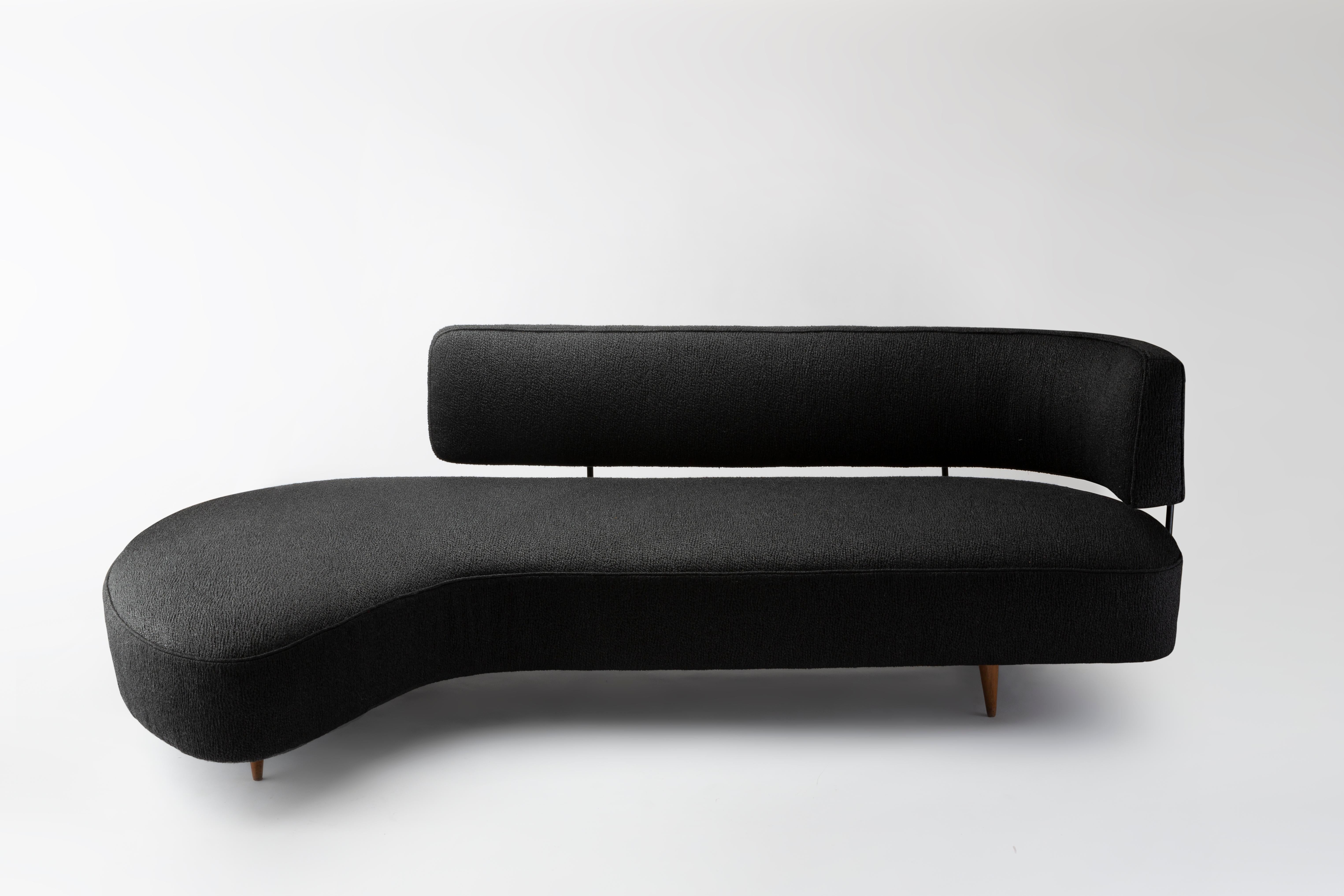 Rare canapé de forme libre du designer japonais Taichiro Nakai, en bois de cerisier, métal laqué noir et tissu moucheté (Pierre Frey), fabriqué par La Permanente Mobili, Italie.
Le modèle a été conçu et présenté lors de l'exposition 