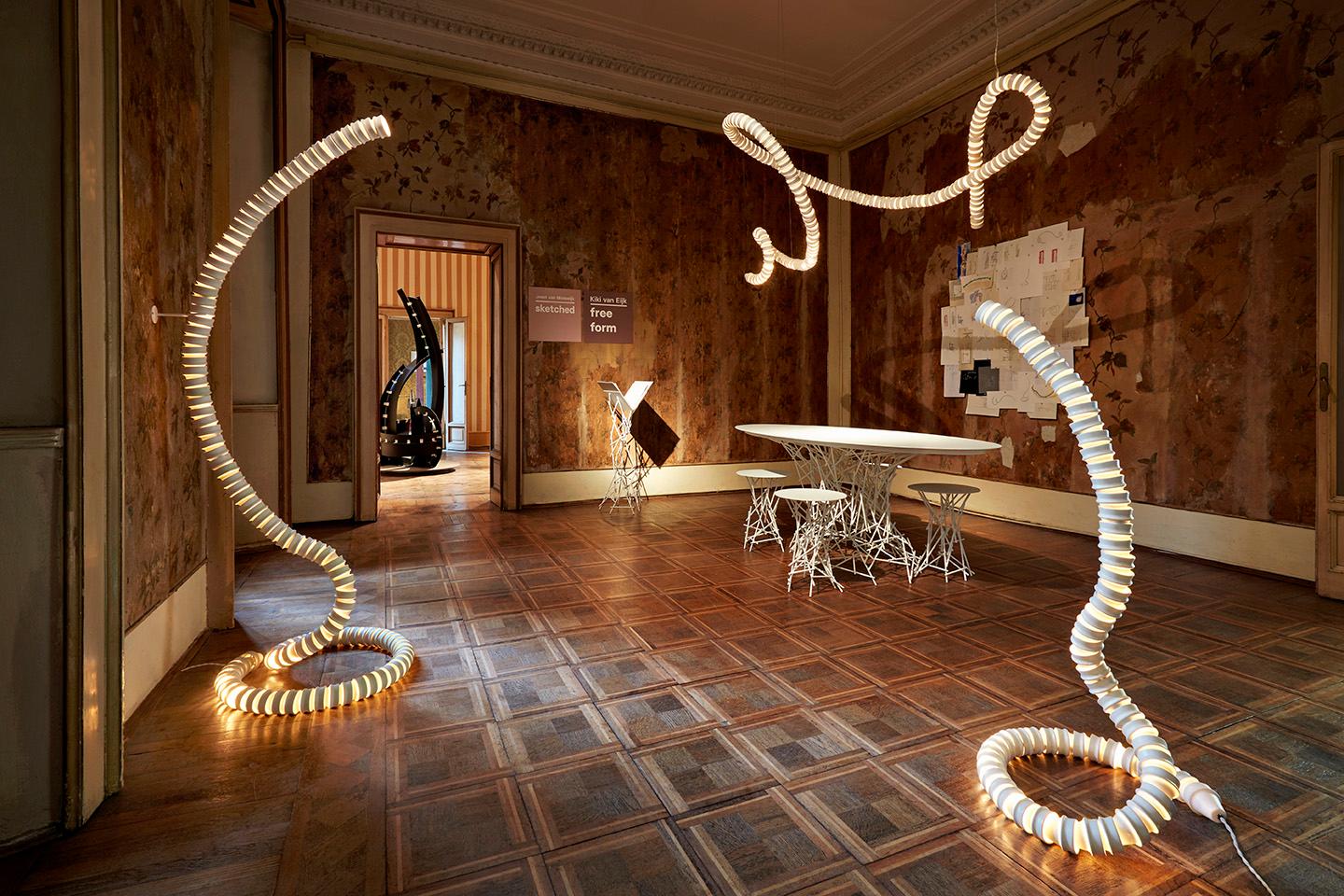‘Freeform’ is a series of distinctive and customizable light pieces made from ceramic and LED lighting inspired by old Venetian glass technique used to produce glass chandeliers. The abstract shapes of the lamps are inspired by the repetition of