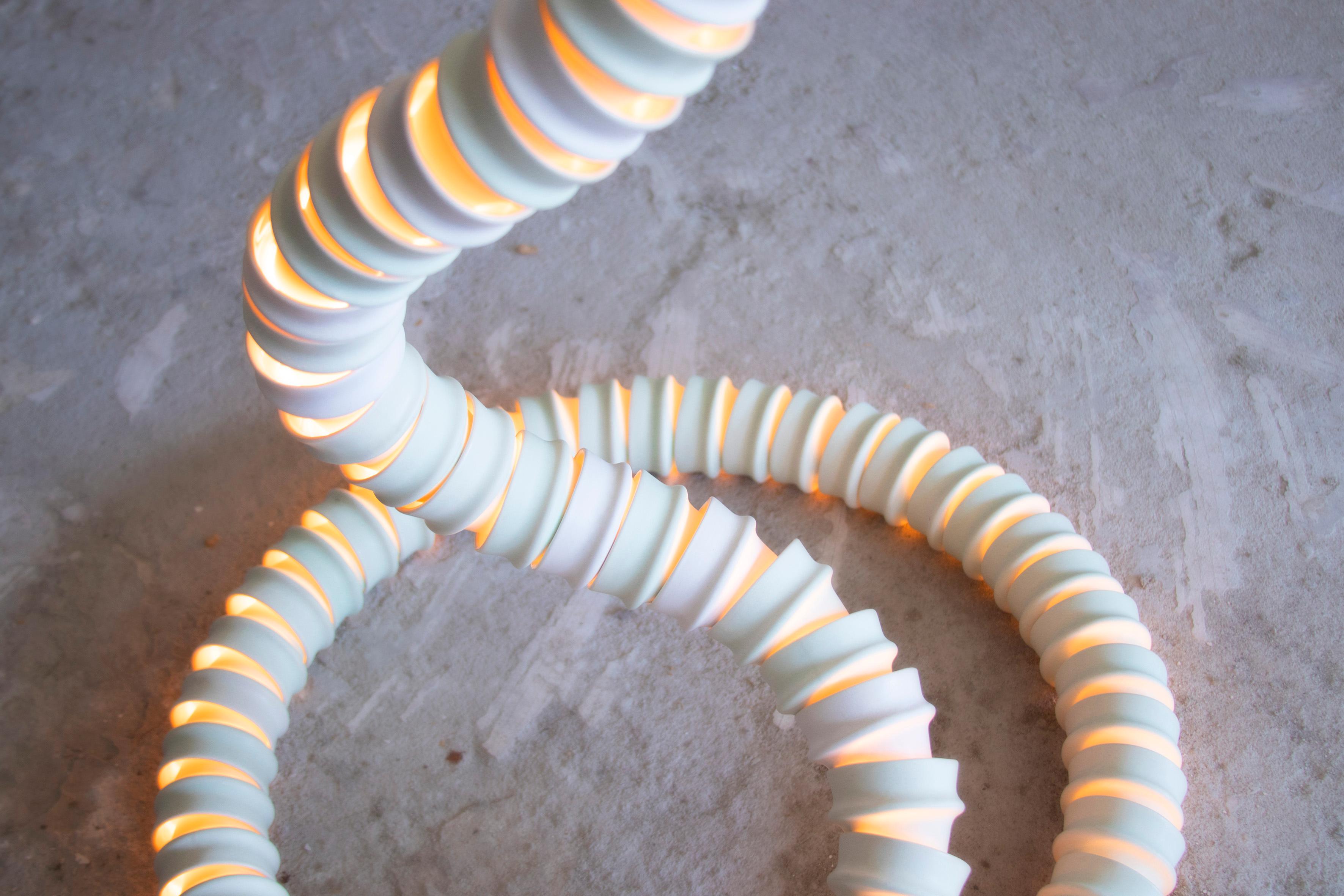 'Freeform' è una serie di pezzi distintivi e personalizzabili realizzati in ceramica e illuminazione a LED ispirati all'antica tecnica del vetro veneziano utilizzata per produrre lampadari in vetro. Le forme astratte delle lampade si ispirano alla