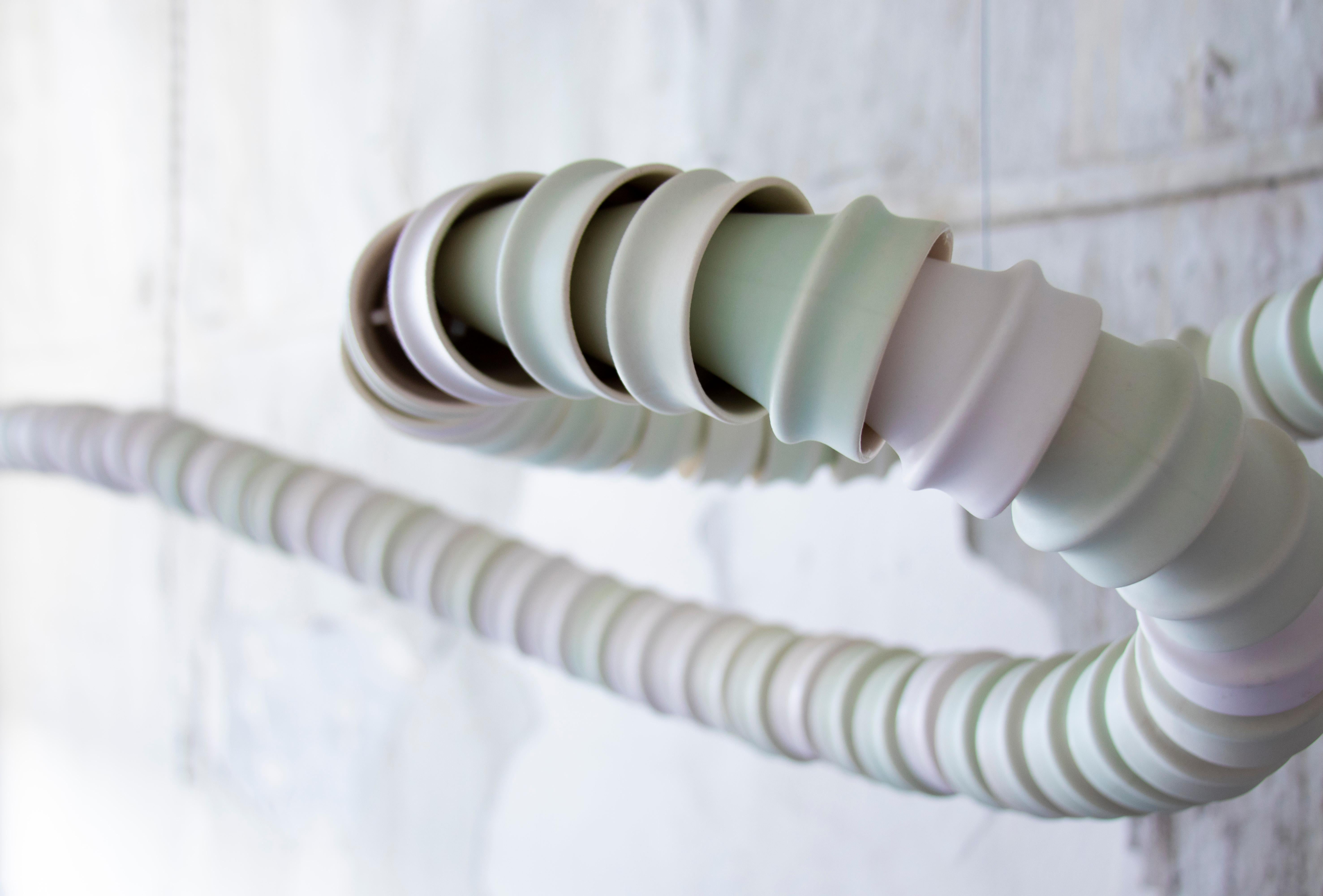 'Freeform' è una serie di pezzi distintivi e personalizzabili realizzati in ceramica e illuminazione a LED ispirati all'antica tecnica del vetro veneziano utilizzata per produrre lampadari in vetro. Le forme astratte delle lampade si ispirano alla