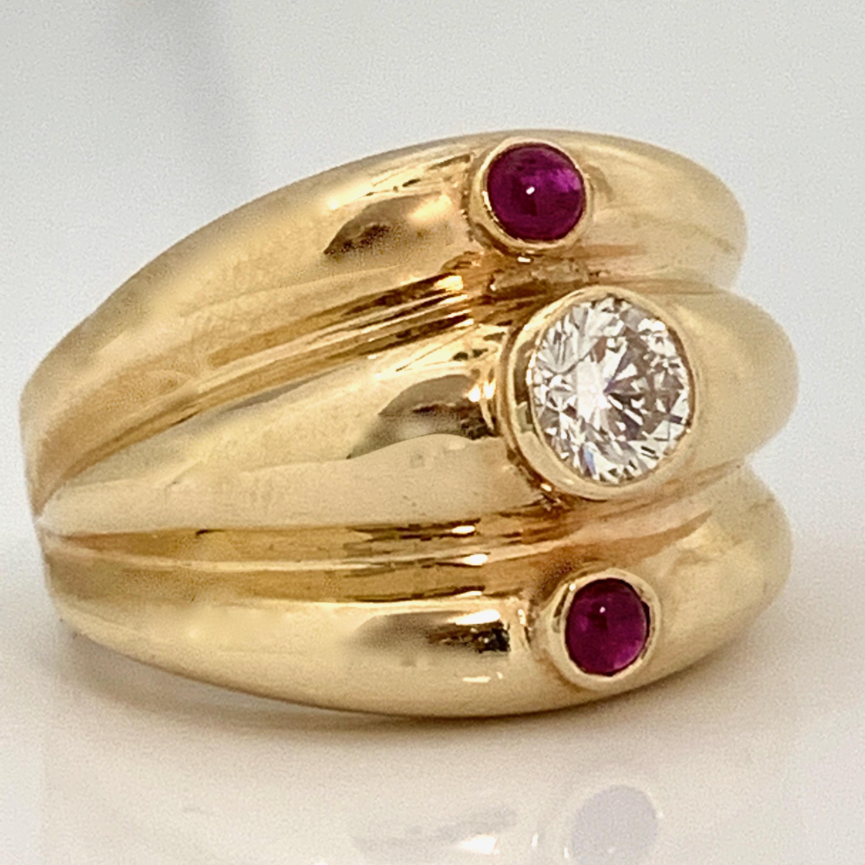 Contemporain Bague « Triple Turban » en or jaune avec cabochons de diamants naturels et rubis de 0,5 carat en vente