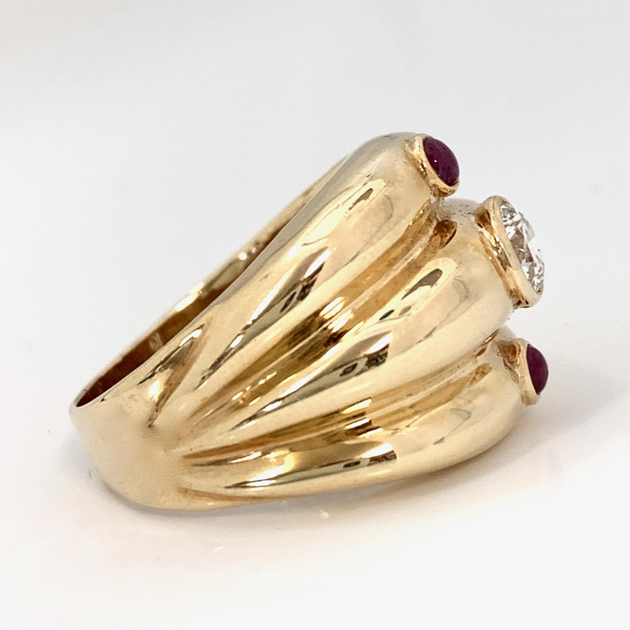 Taille brillant Bague « Triple Turban » en or jaune avec cabochons de diamants naturels et rubis de 0,5 carat en vente