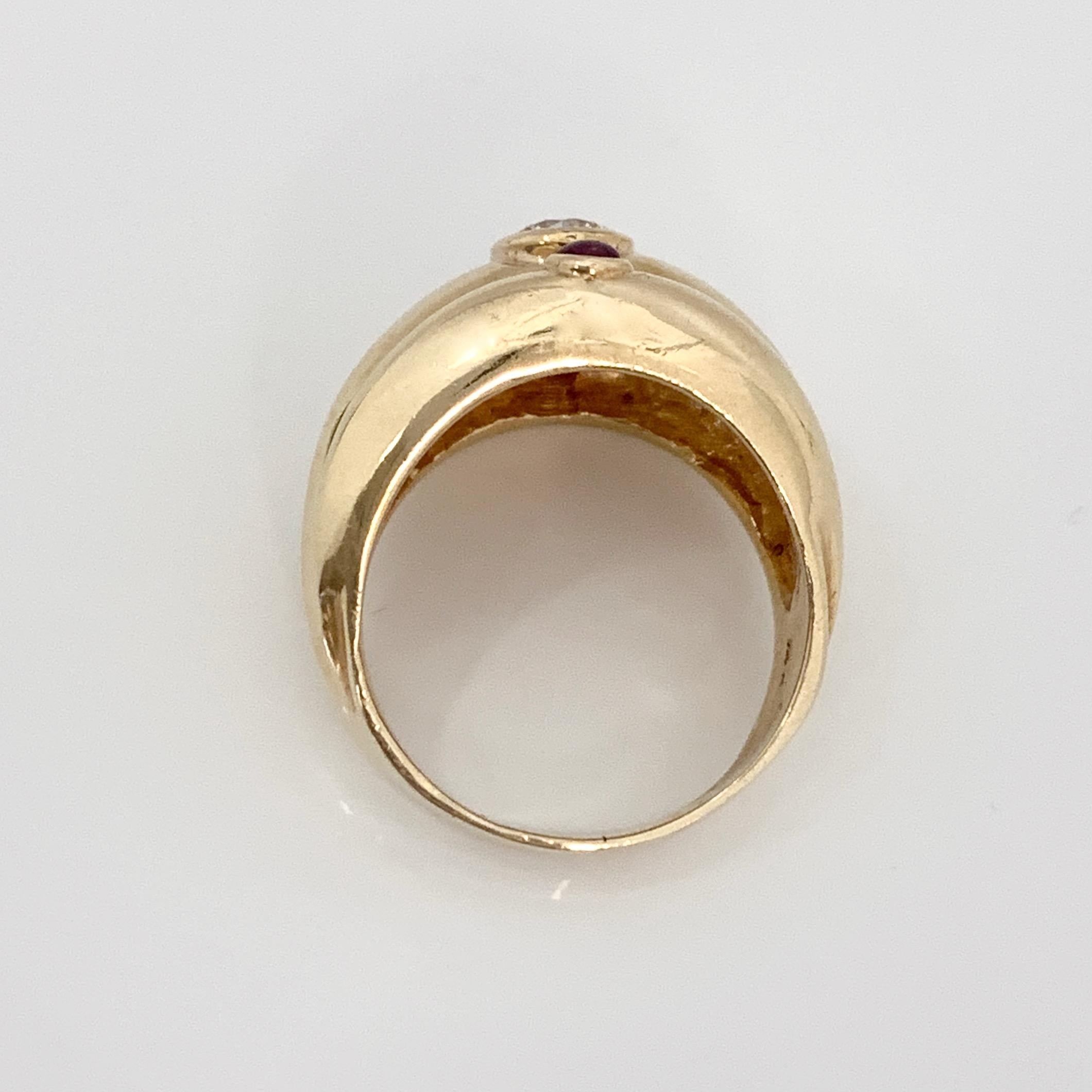 Bague « Triple Turban » en or jaune avec cabochons de diamants naturels et rubis de 0,5 carat en vente 1